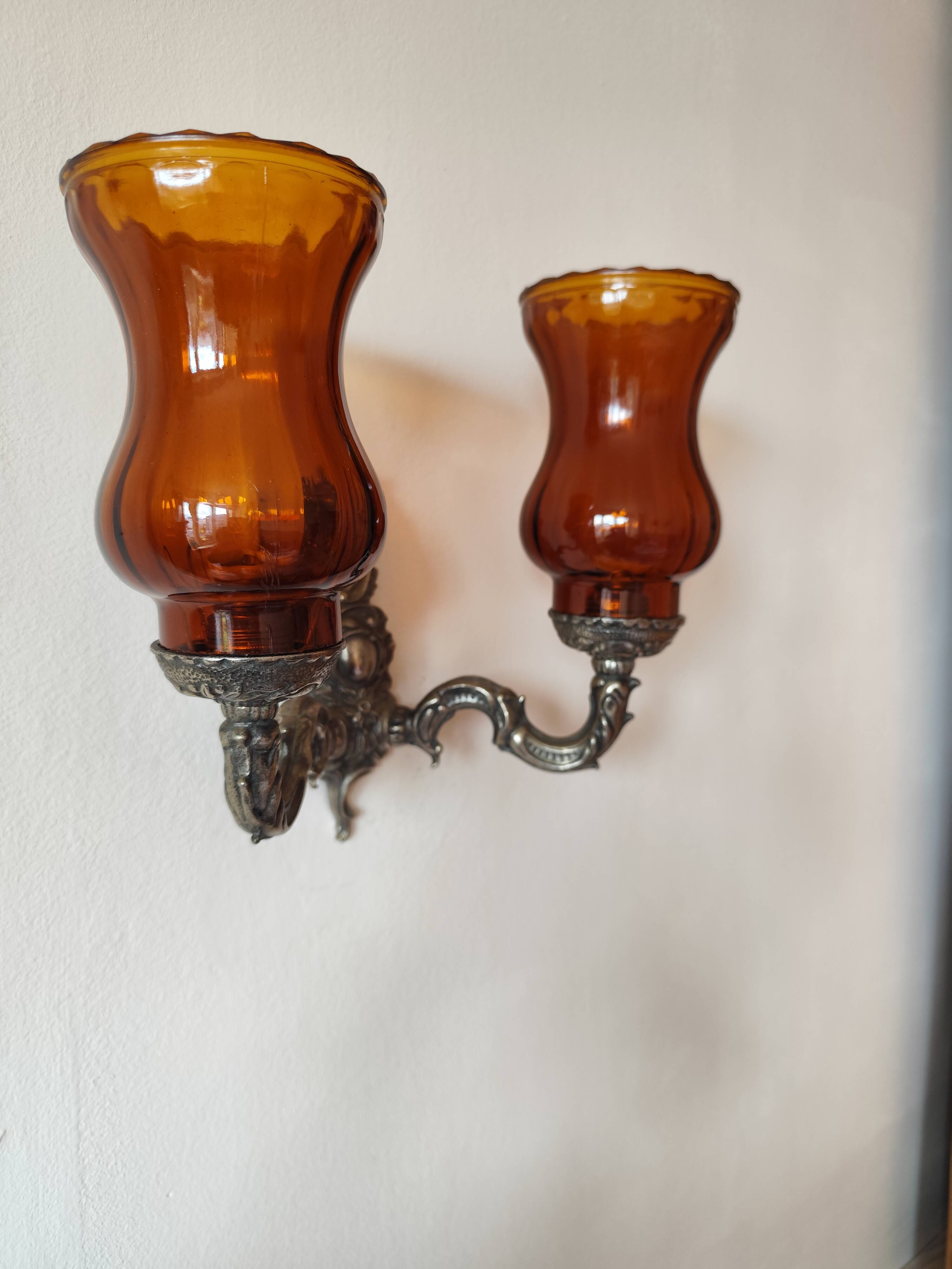 Silver-colored chiseled metal wall light, 2 lights with orange glass tulip
