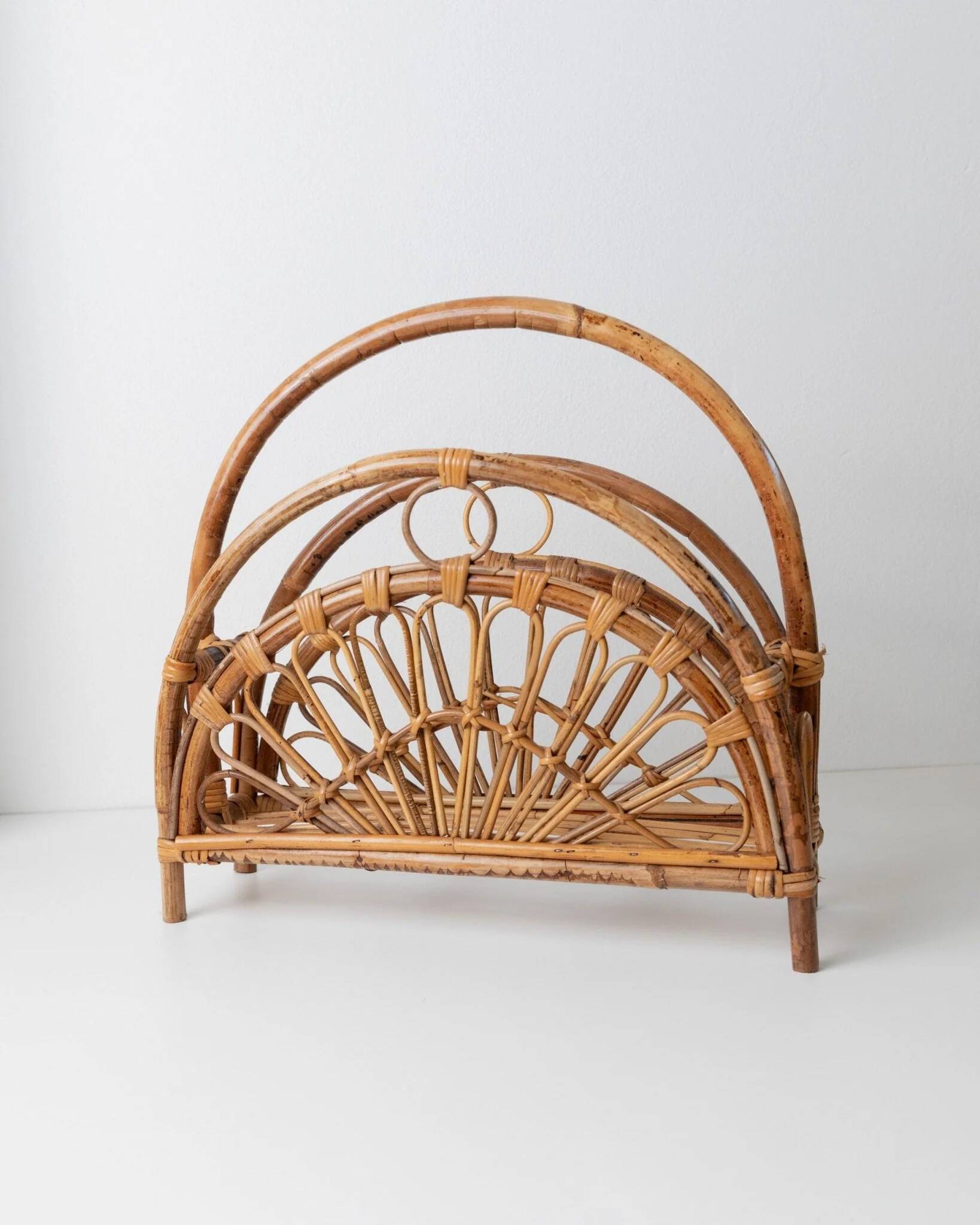 Vintage bamboo magazine rack in bois wood finish, rotin-et-osier-inspired, mid-century Italian design, 1970s