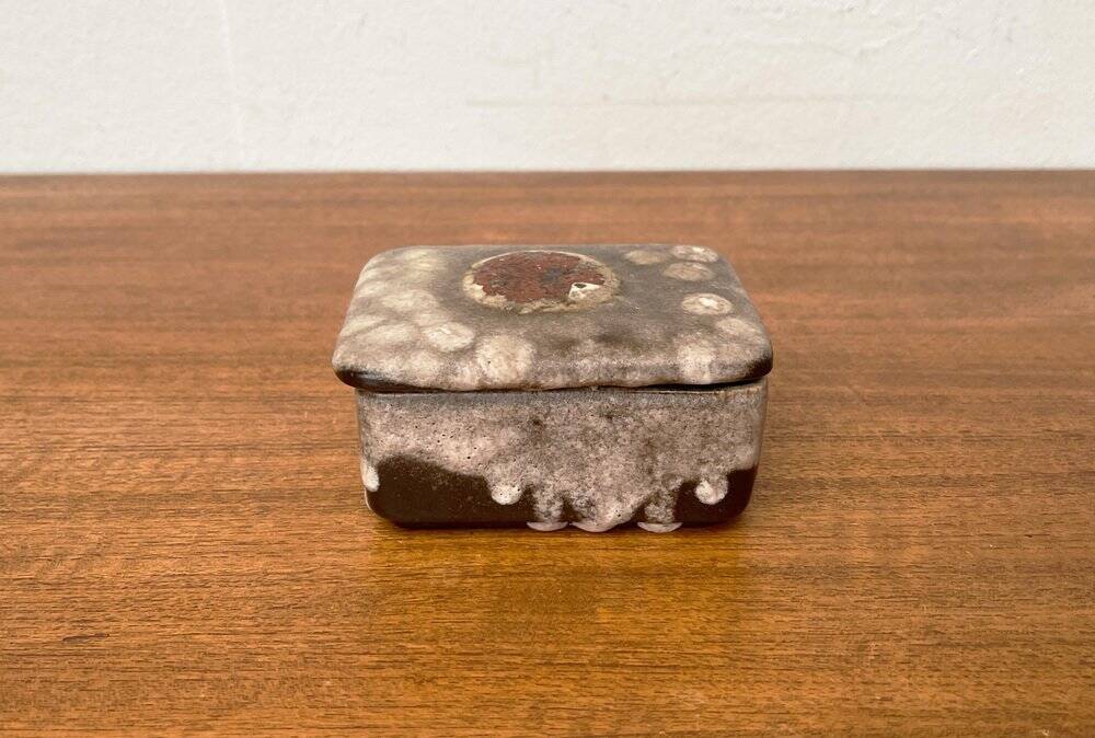West German pottery box, fat lava WGP from the mid-century with lid, 1960s.