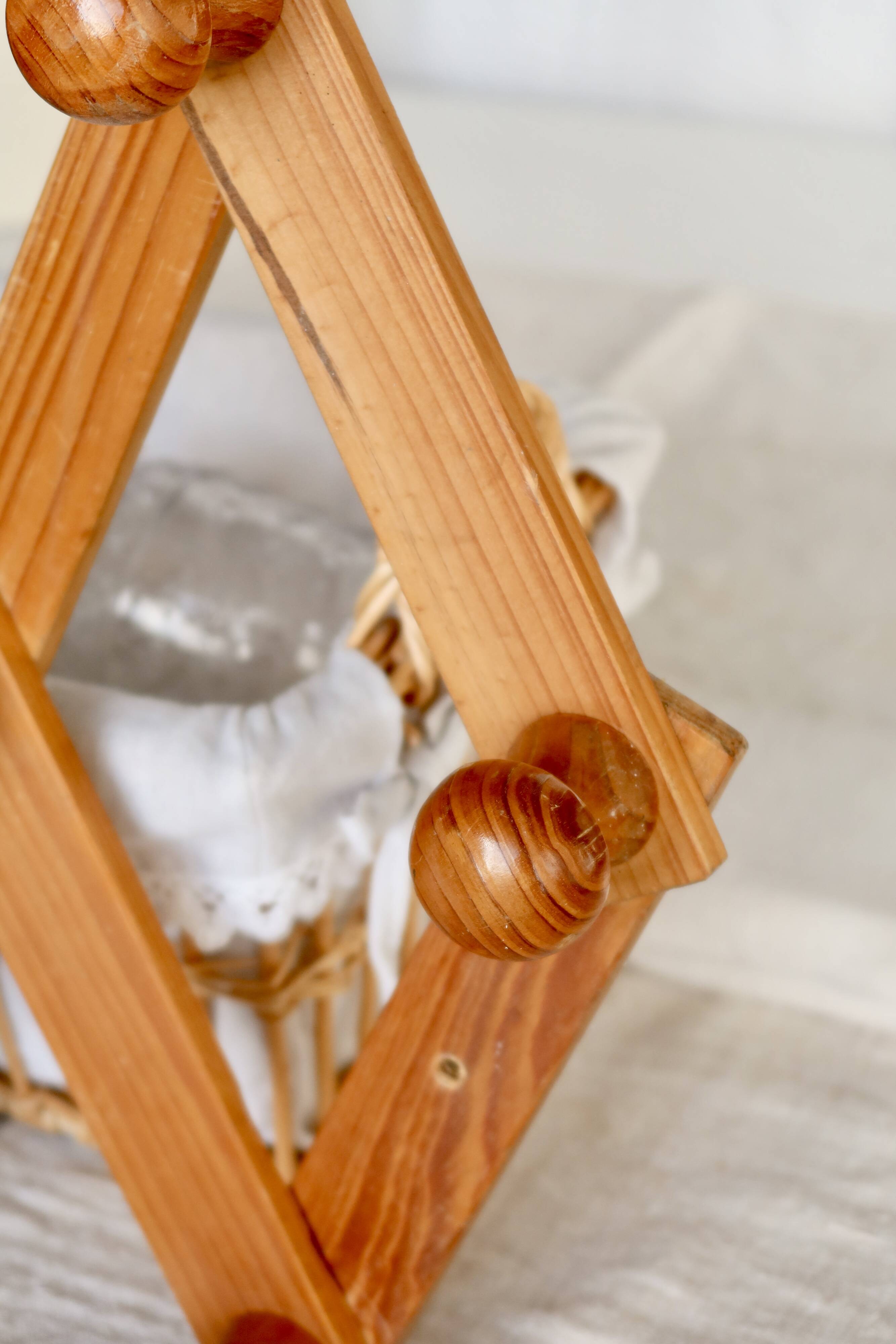 Antique wall-mounted coat rack accordion in dark pine, 10 wooden hooks.