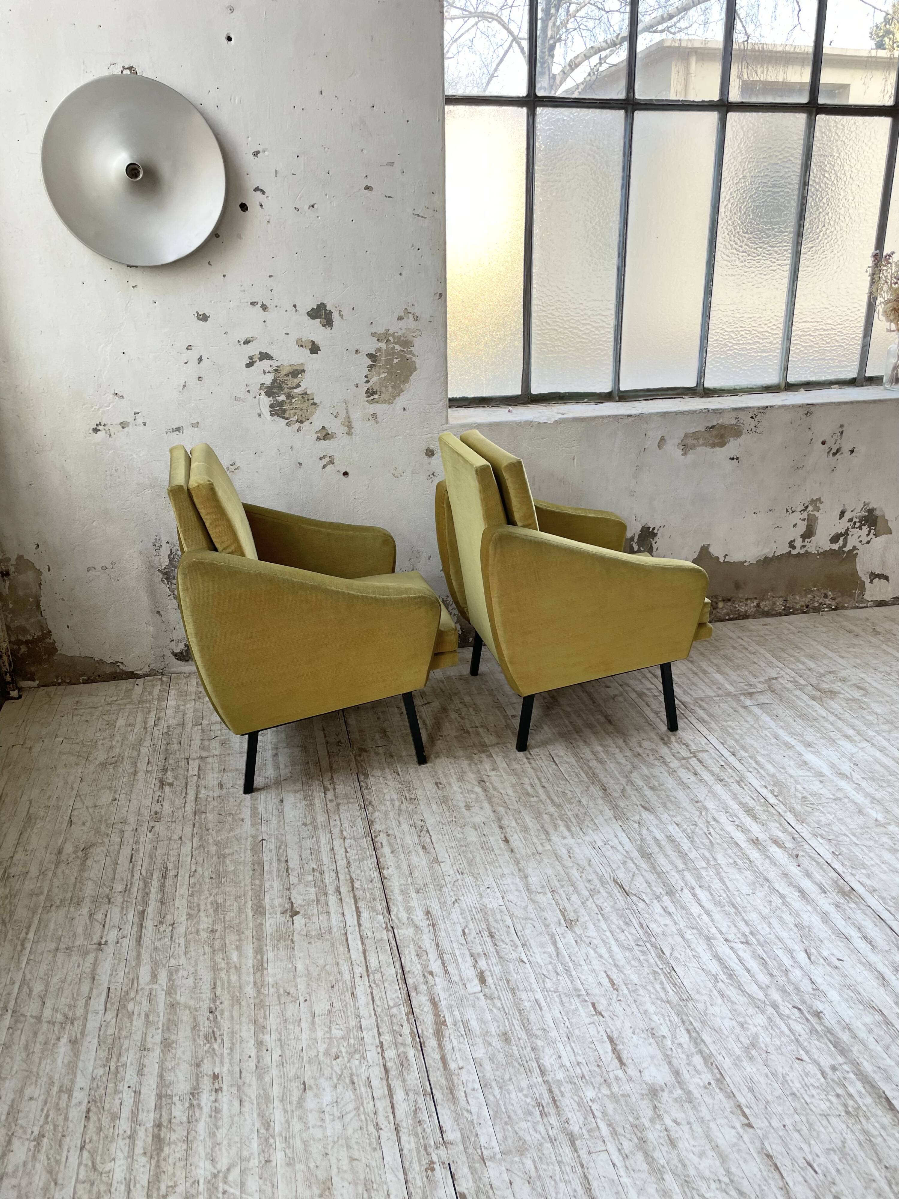 Paire de chauffeuses fauteuils vintage velours jaune