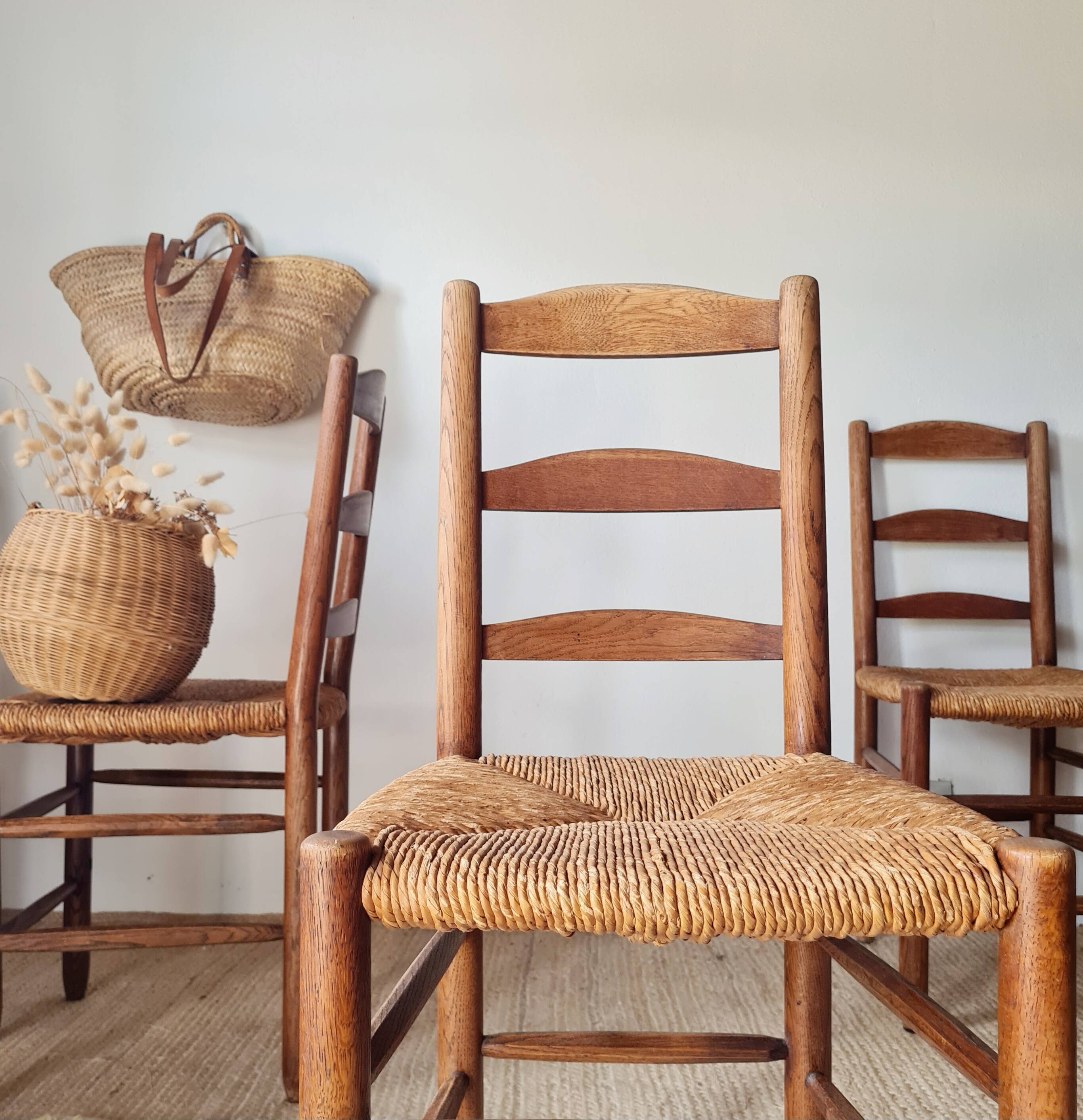 Set of 4 rustic chairs in solid oak and straw.