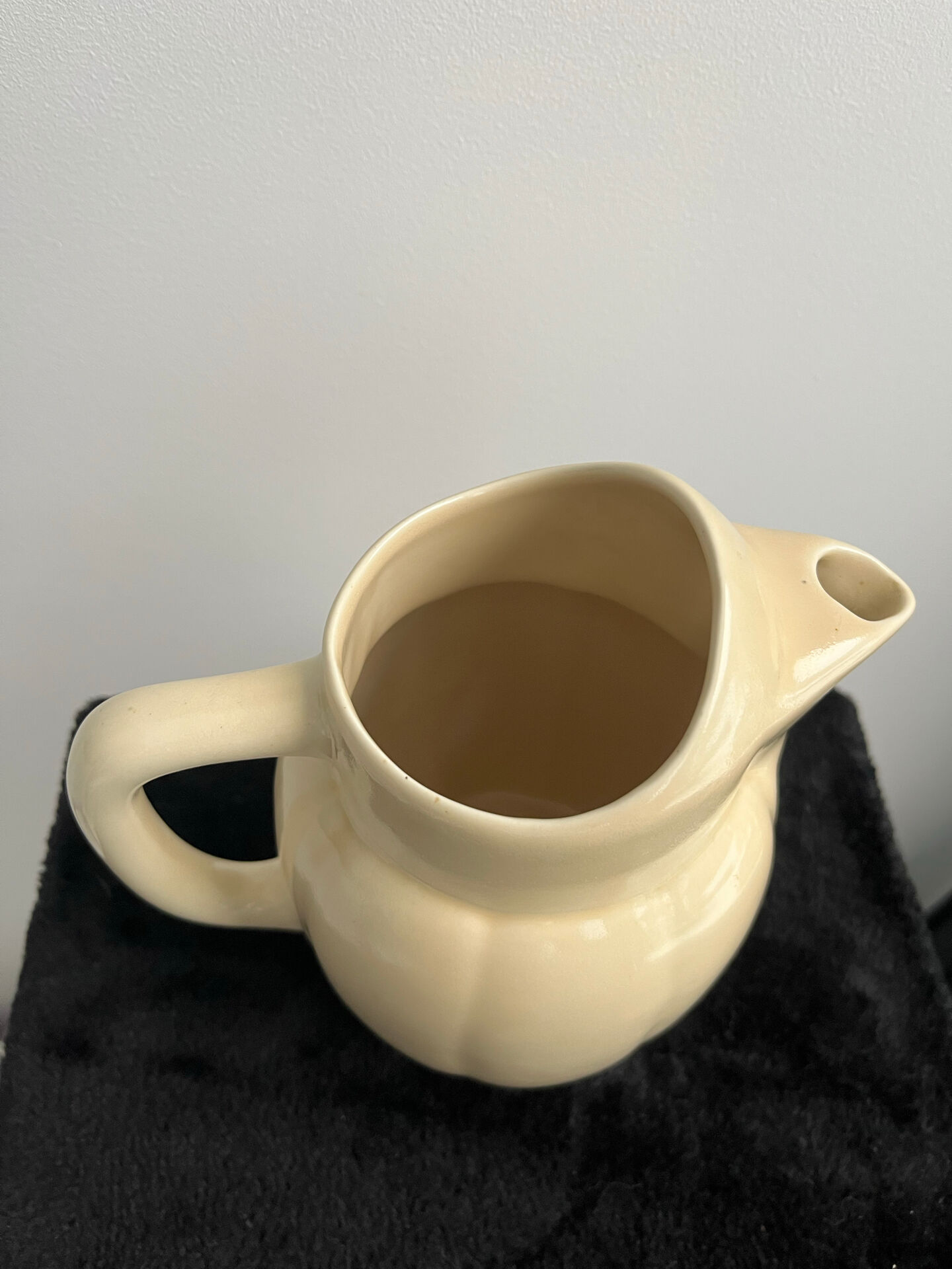 Ivory ceramic jug "La Sté Uzienne"