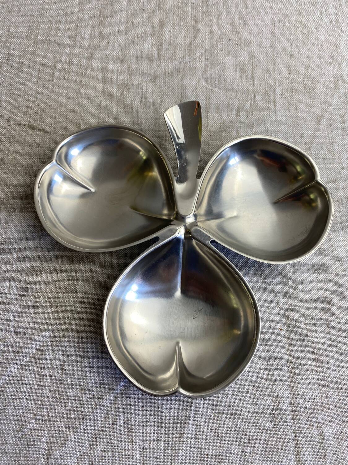 Stainless steel clover aperitif server
