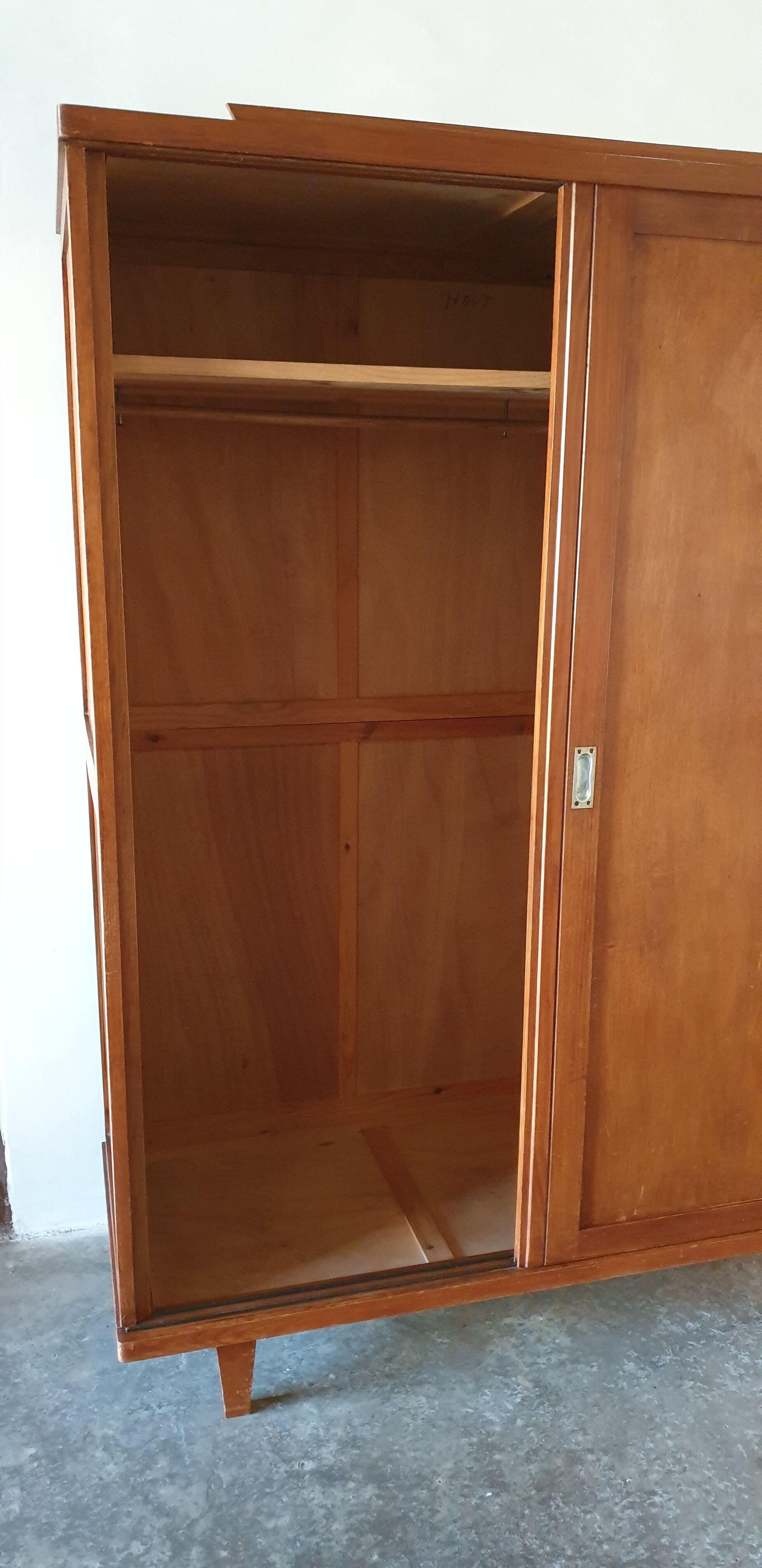 Parisian wardrobe with sliding doors