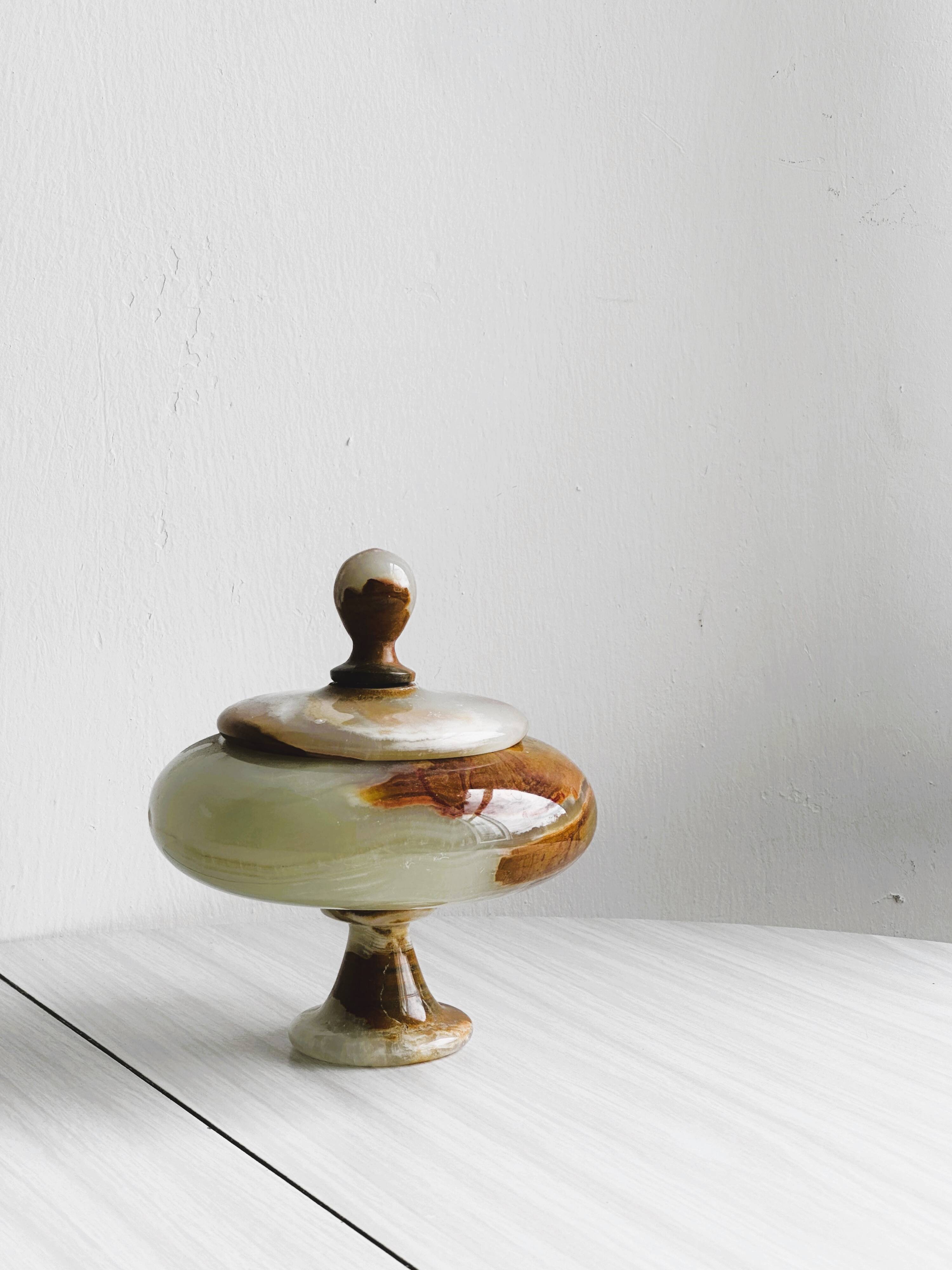 Marbled onyx box with lid - empty pocket bowl on marble base.