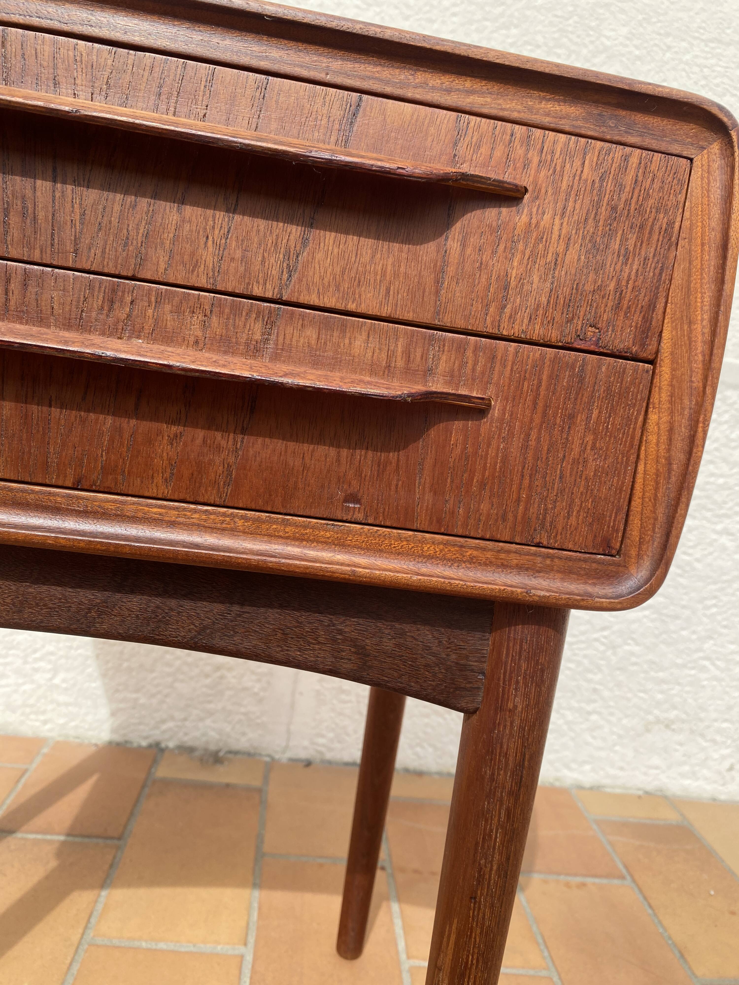 Vintage Scandinavian design bedside table in teak by the Danish Andersen.