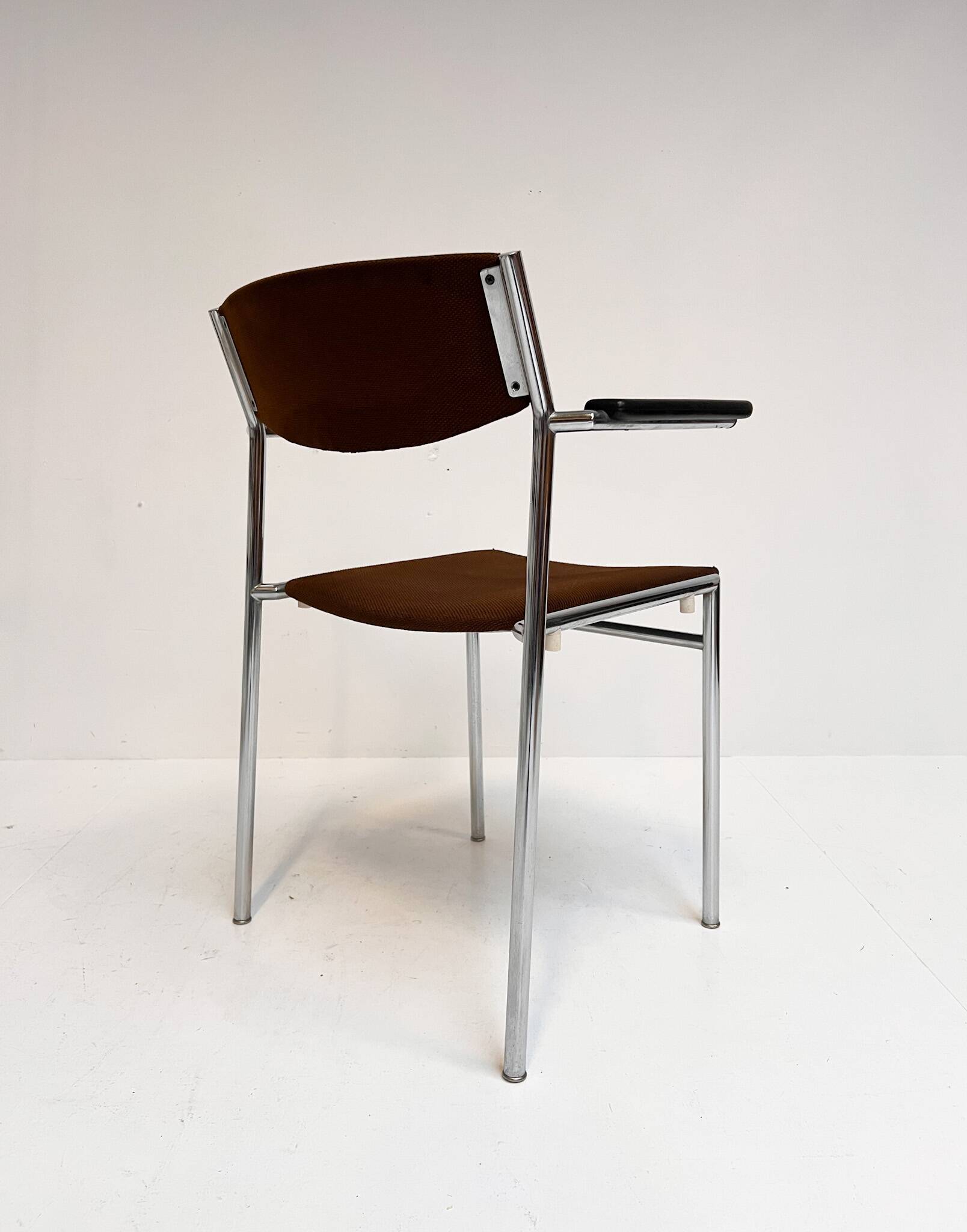 Set of 6 stackable chairs in rust colour by Gijs van der Sluis, 1970s.