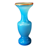 Vase en verre opalin couleur bleu ciel
