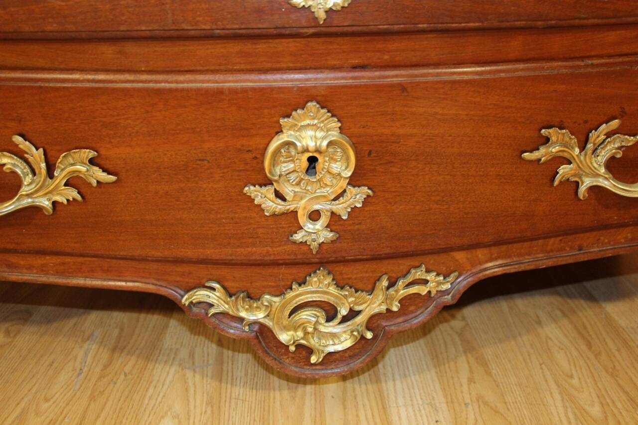 Early 18th century mahogany chest of drawers, port work