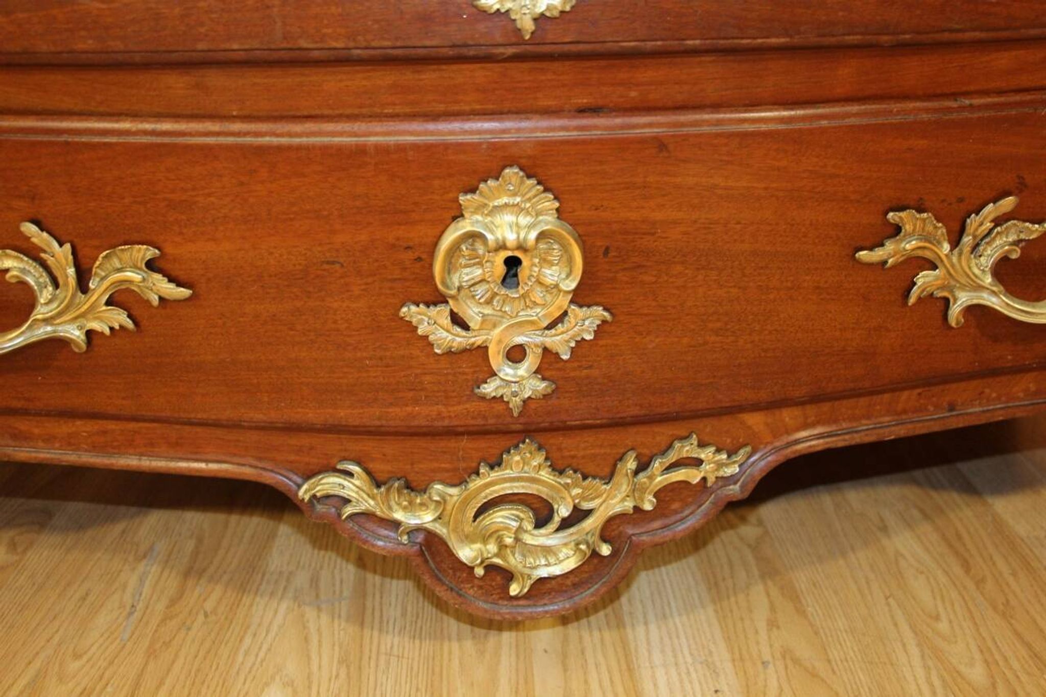 Commode tombeau début XVIIIème en acajou , travail de port