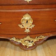 Commode tombeau début XVIIIème en acajou , travail de port