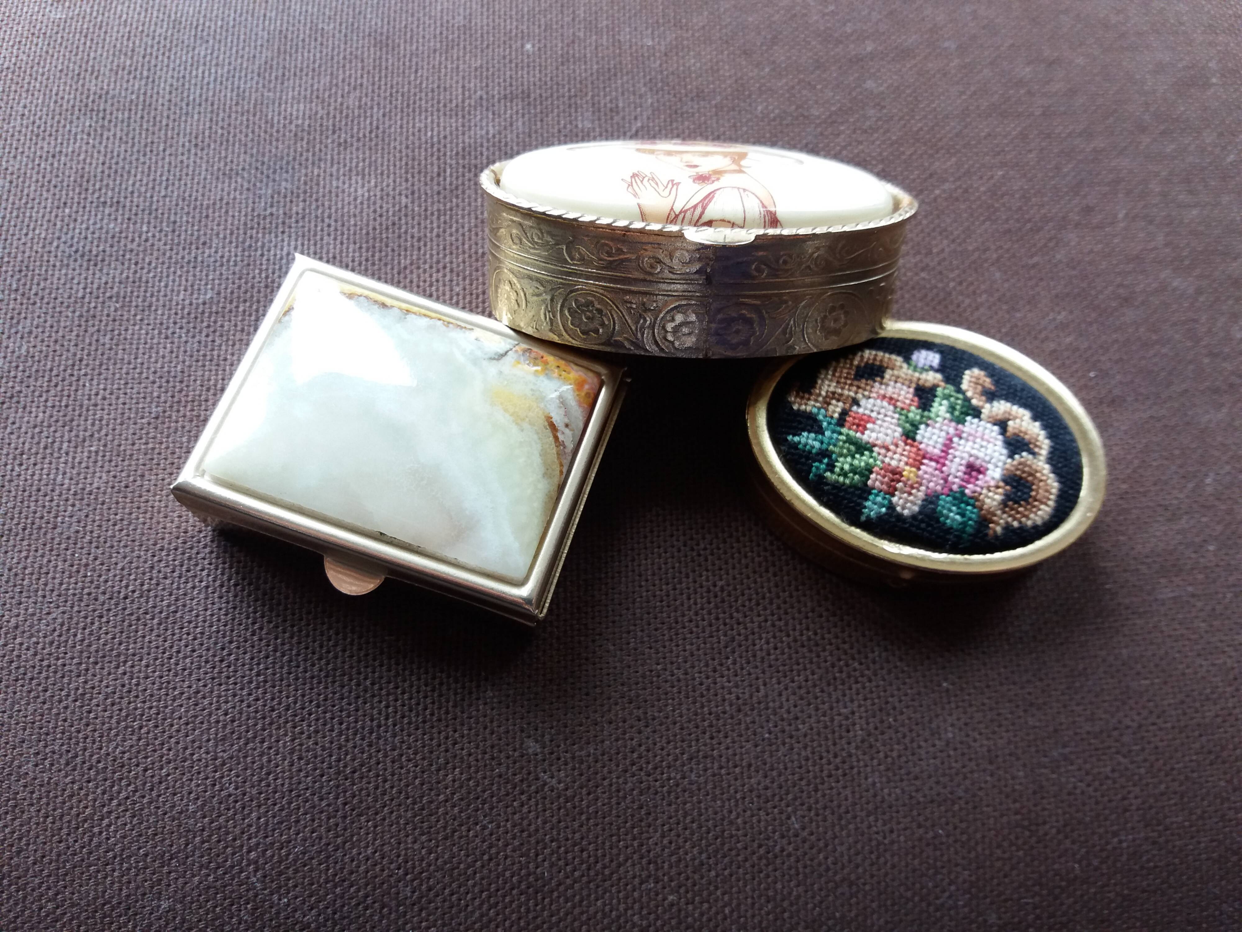 Set of 3 pill dispensers small boxes