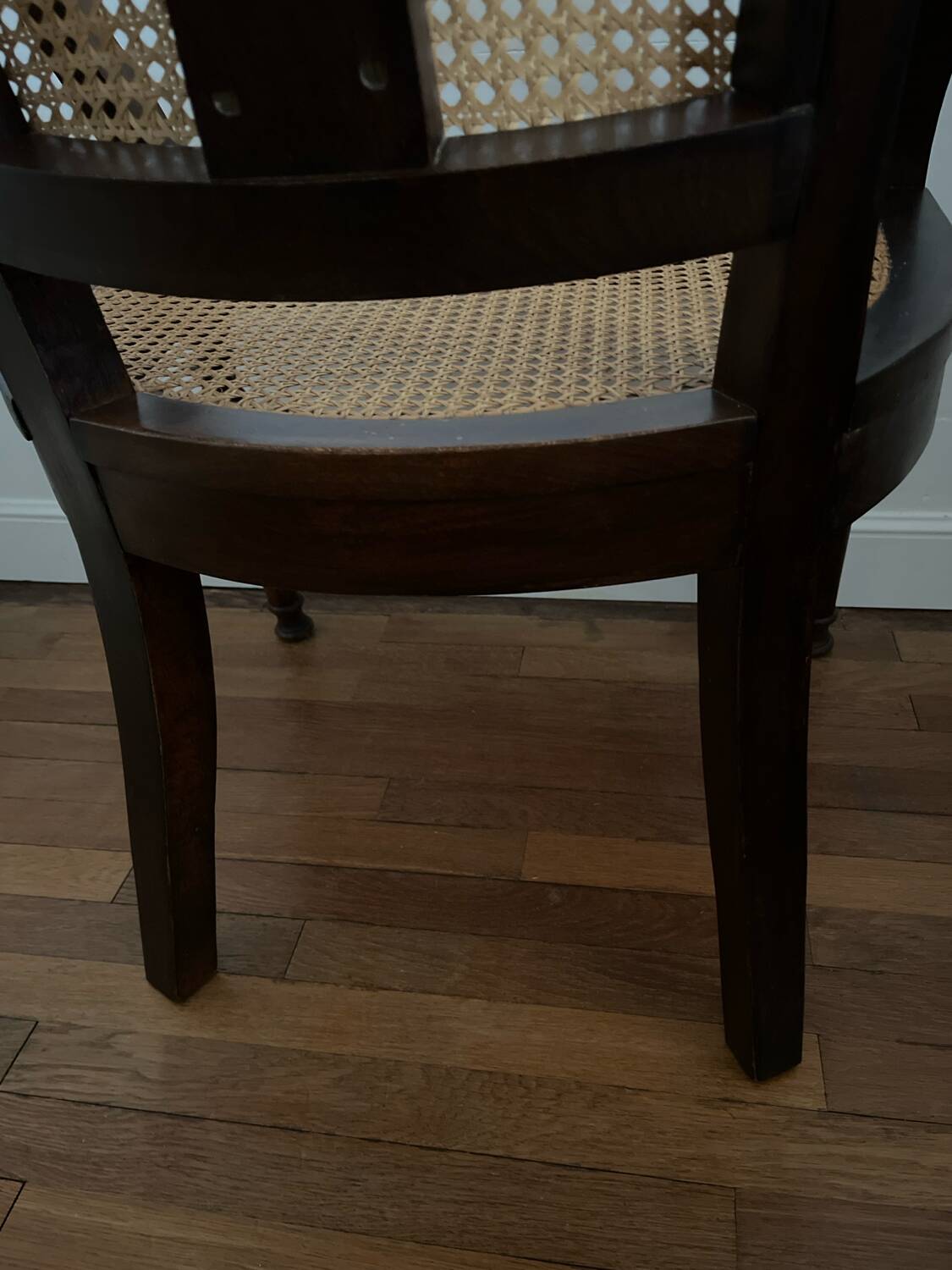 Ancien fauteuil de barbier / coiffeur en cannage