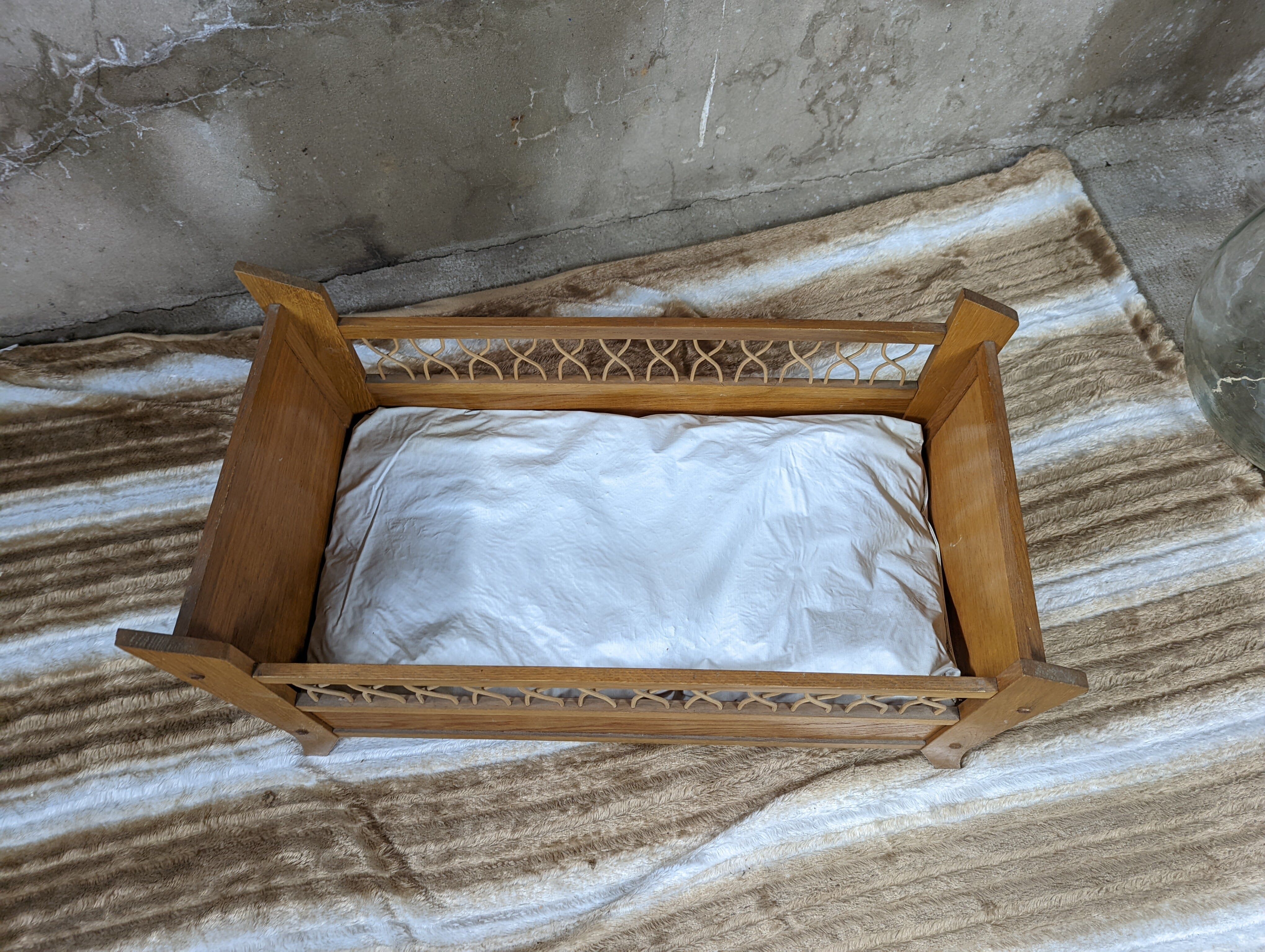Rattan floor basket for pet