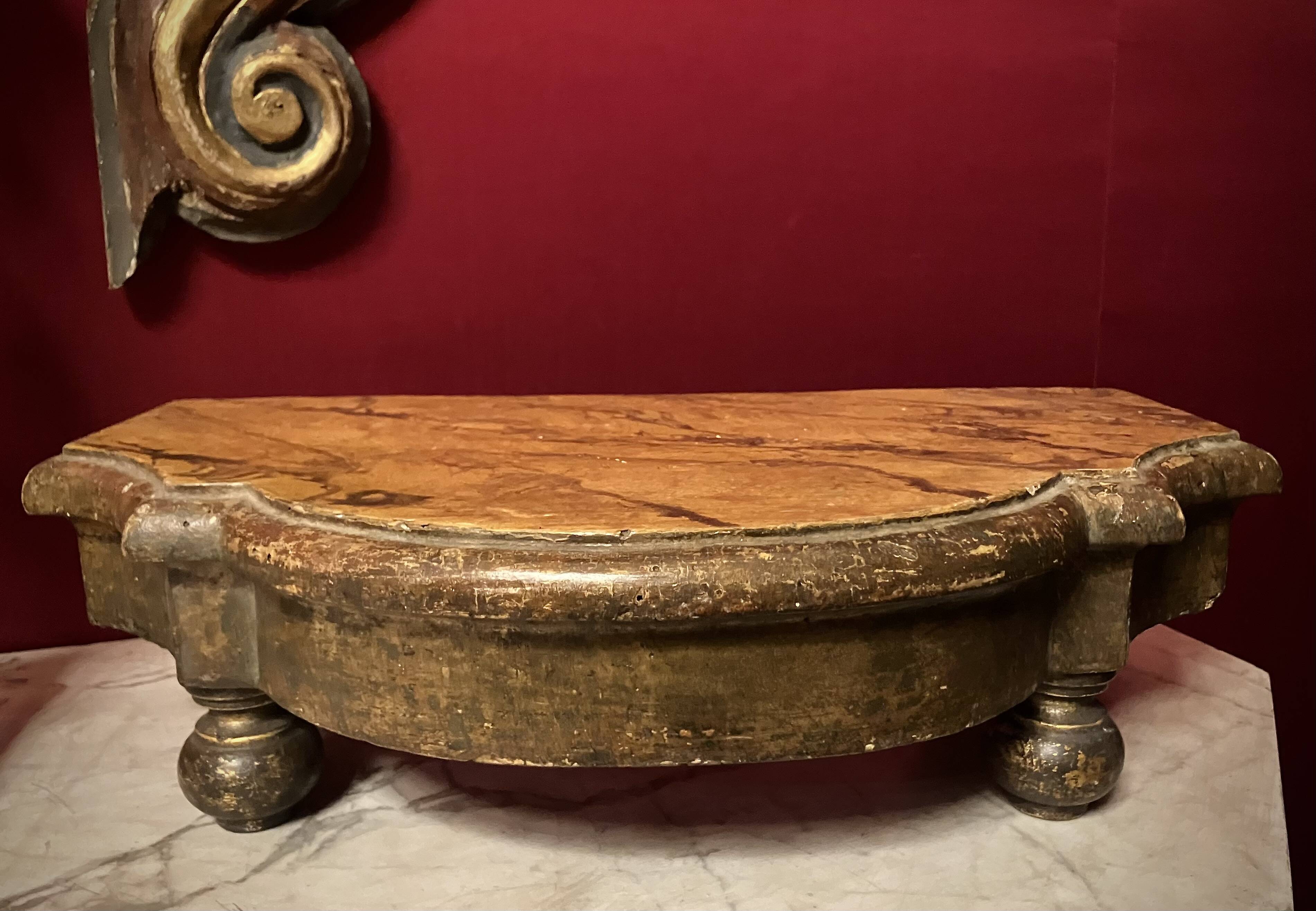 Ancient Italian pedestal, gilded carved wood, faux yellow Siena marble, 19th century.