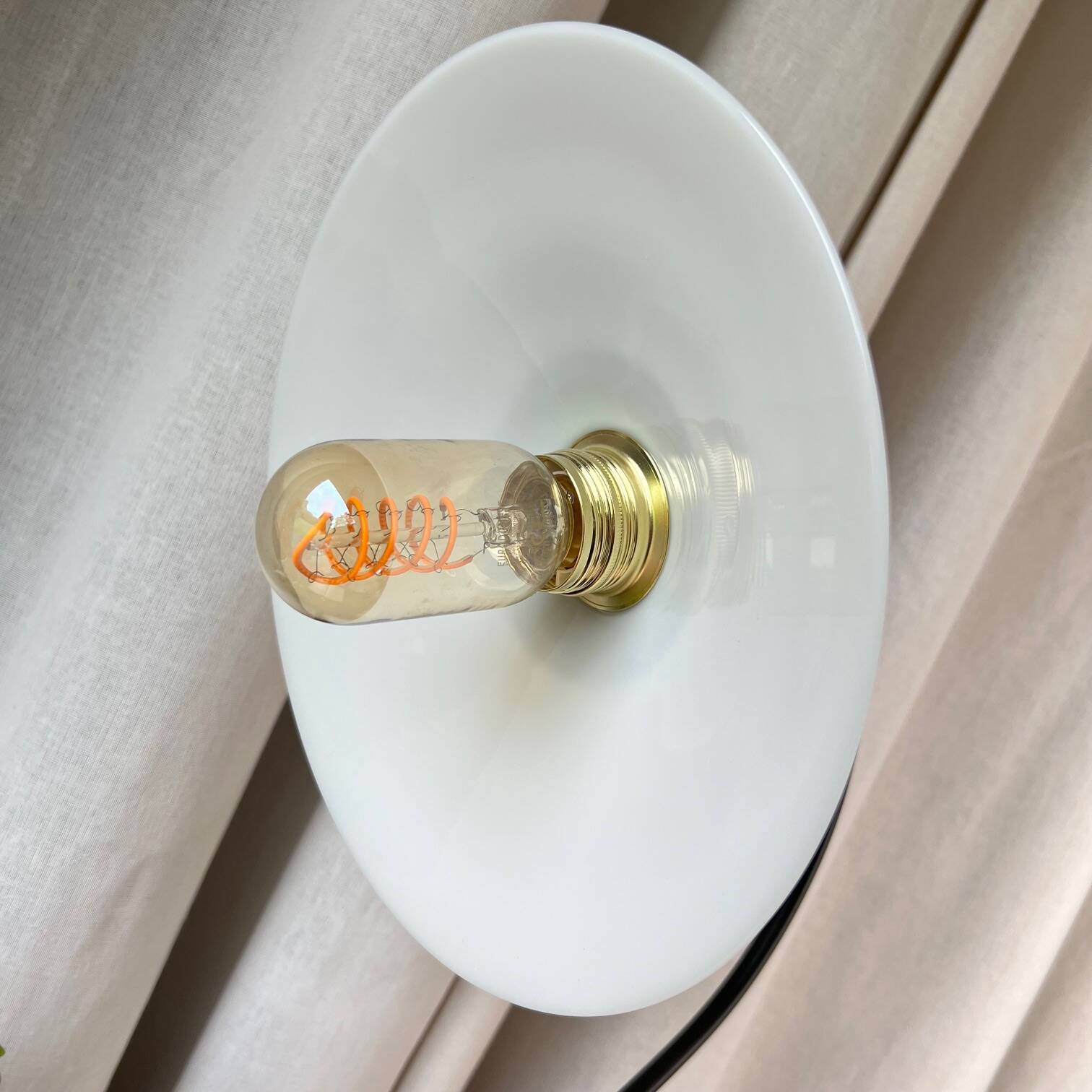 Lampe vintage en métal et opaline