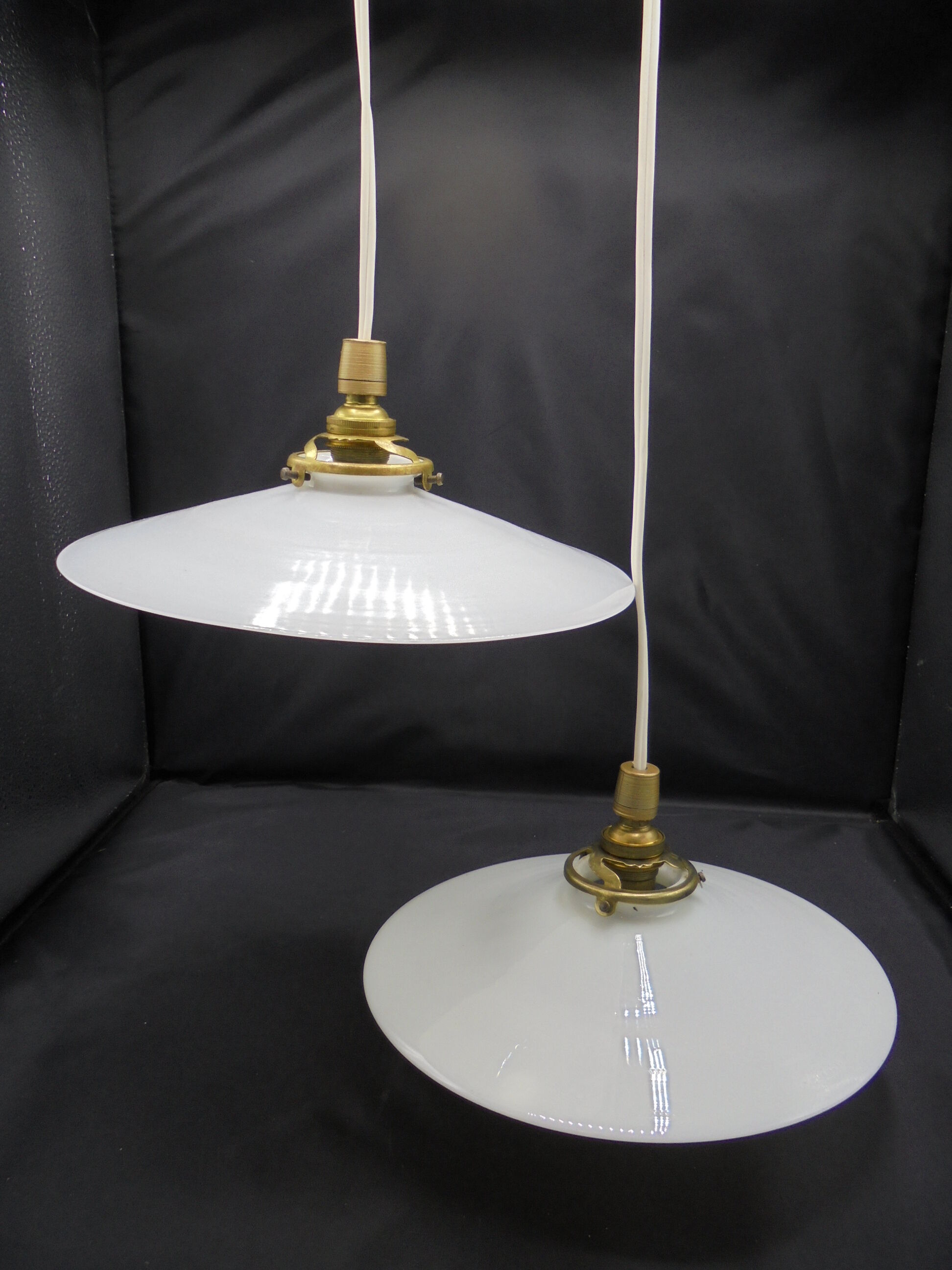 Paire de suspensions en opaline blanche