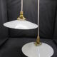Paire de suspensions en opaline blanche