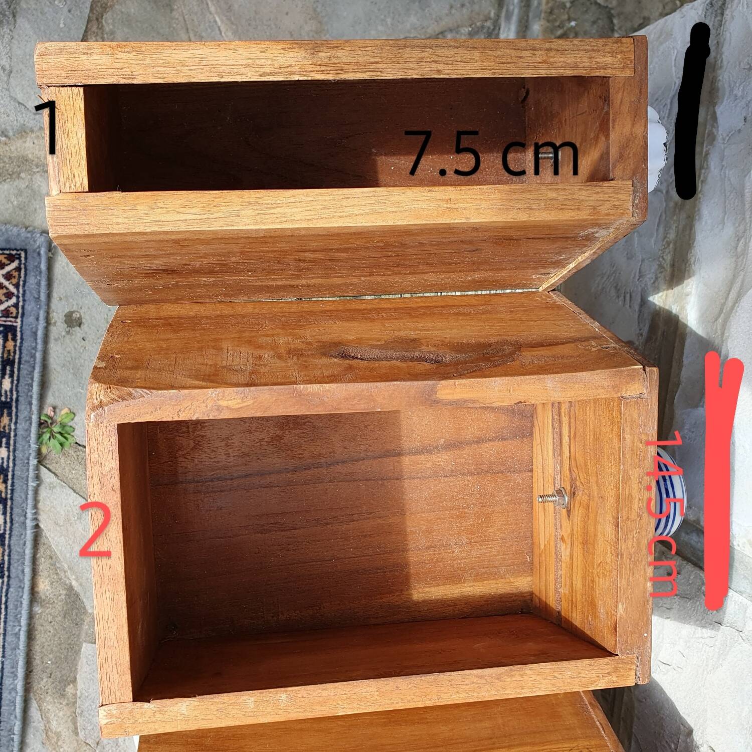 Pyramid-shaped chest of drawers