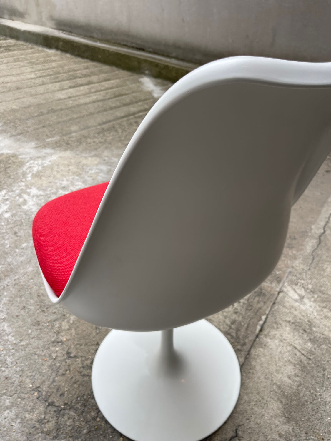 Pair of TULIP Eero Saarinen knoll international chairs