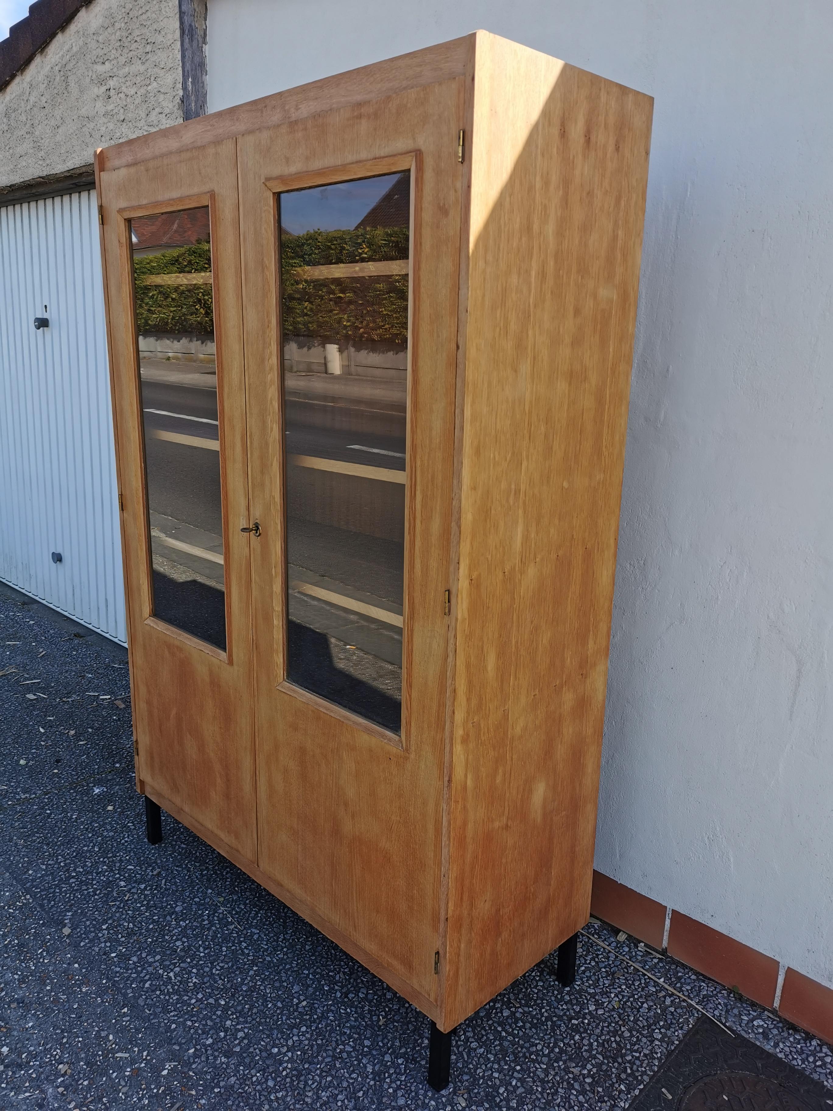Armoire d'école en chêne
