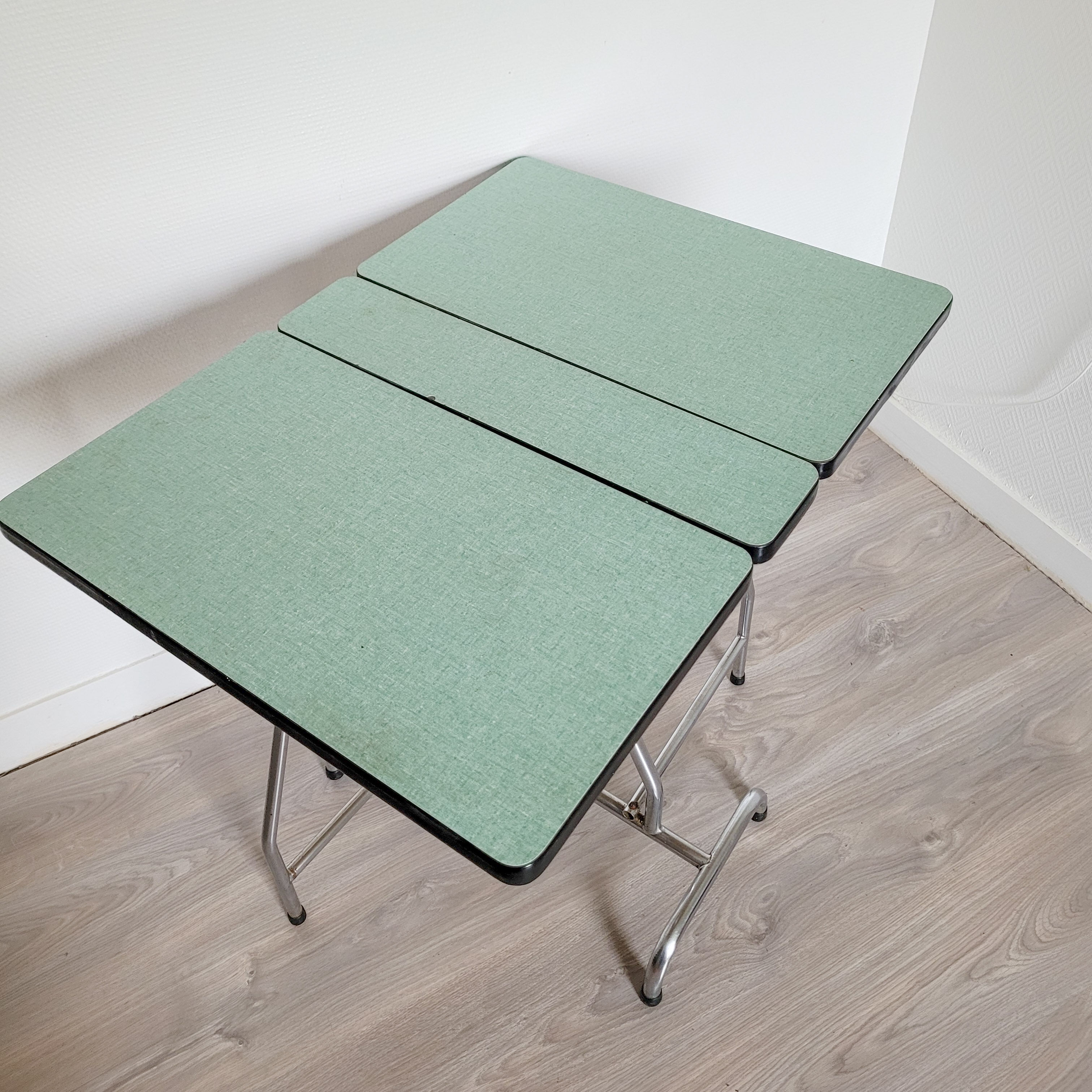 Folding table in formica