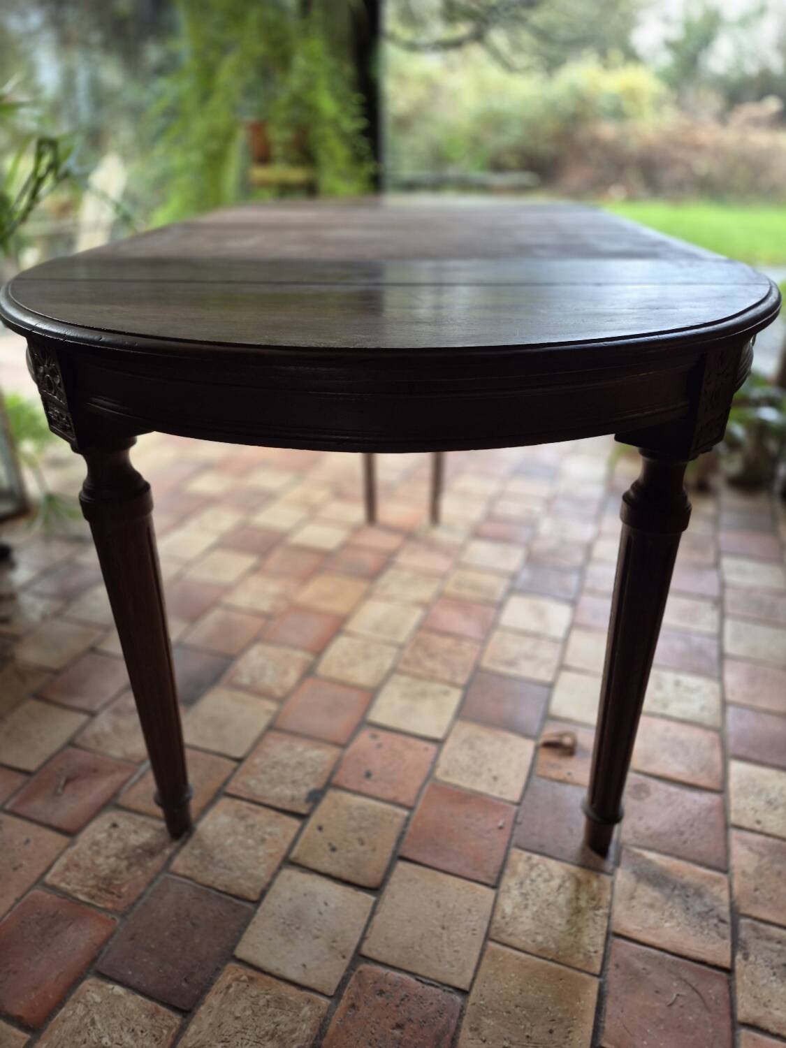 Extendable oval table
