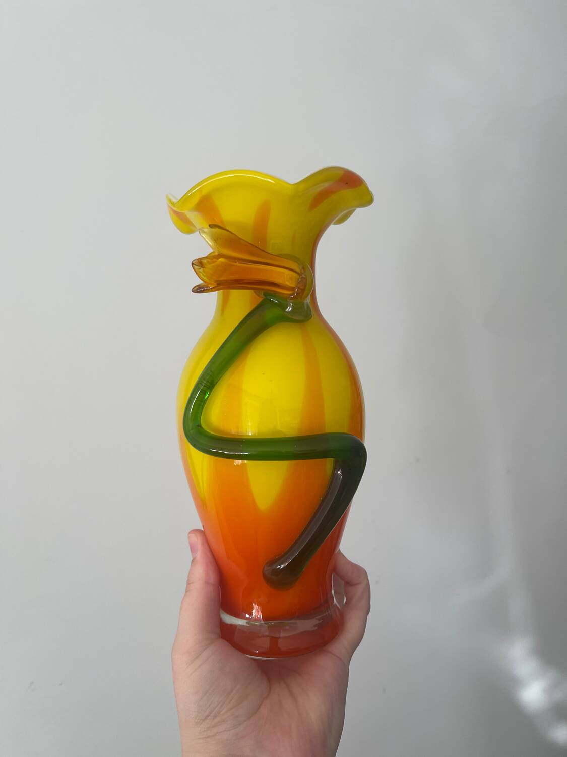 Vase en verre soufflé style Murano à décor de fleur