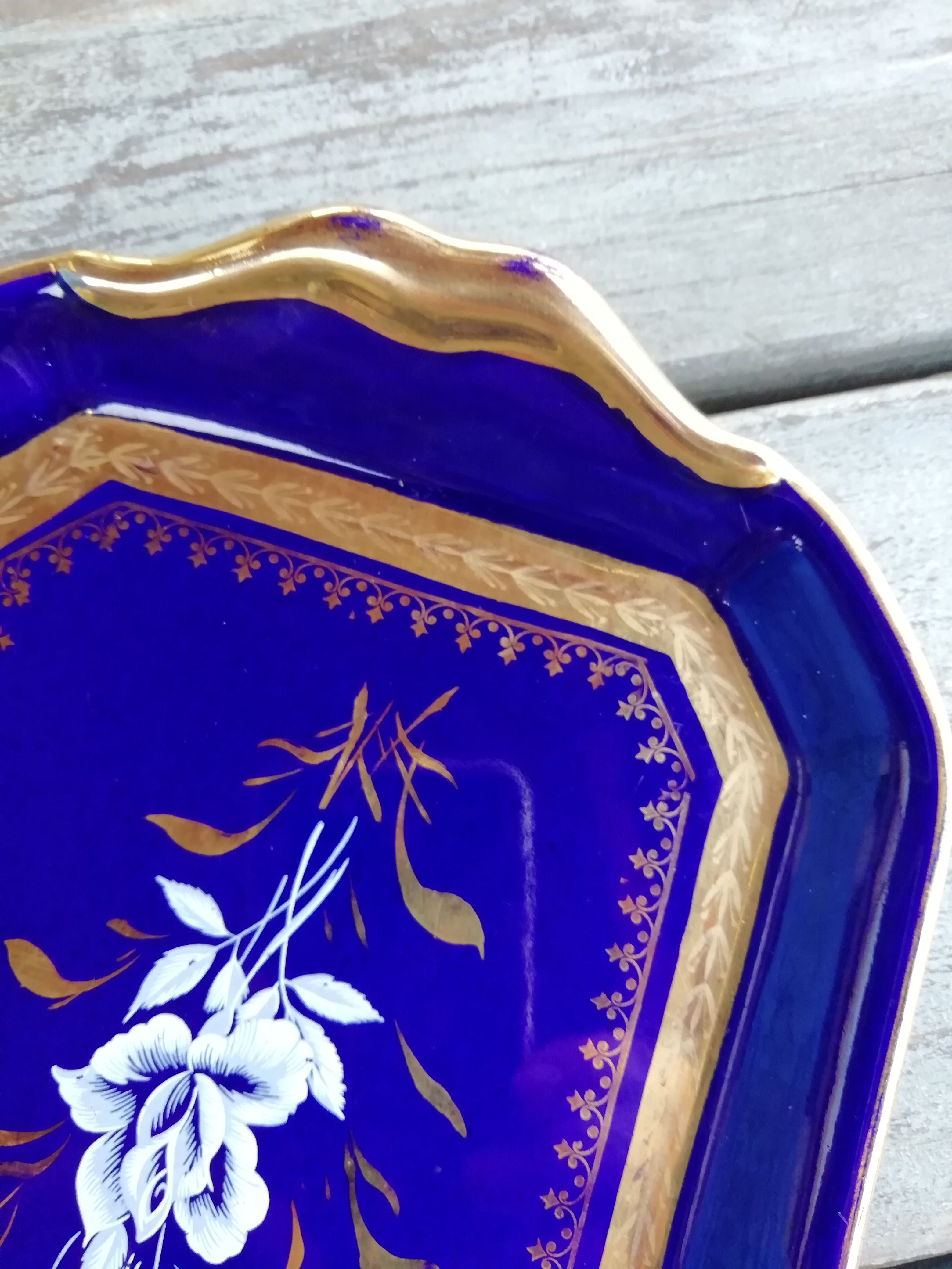 Blue and gold cake dish