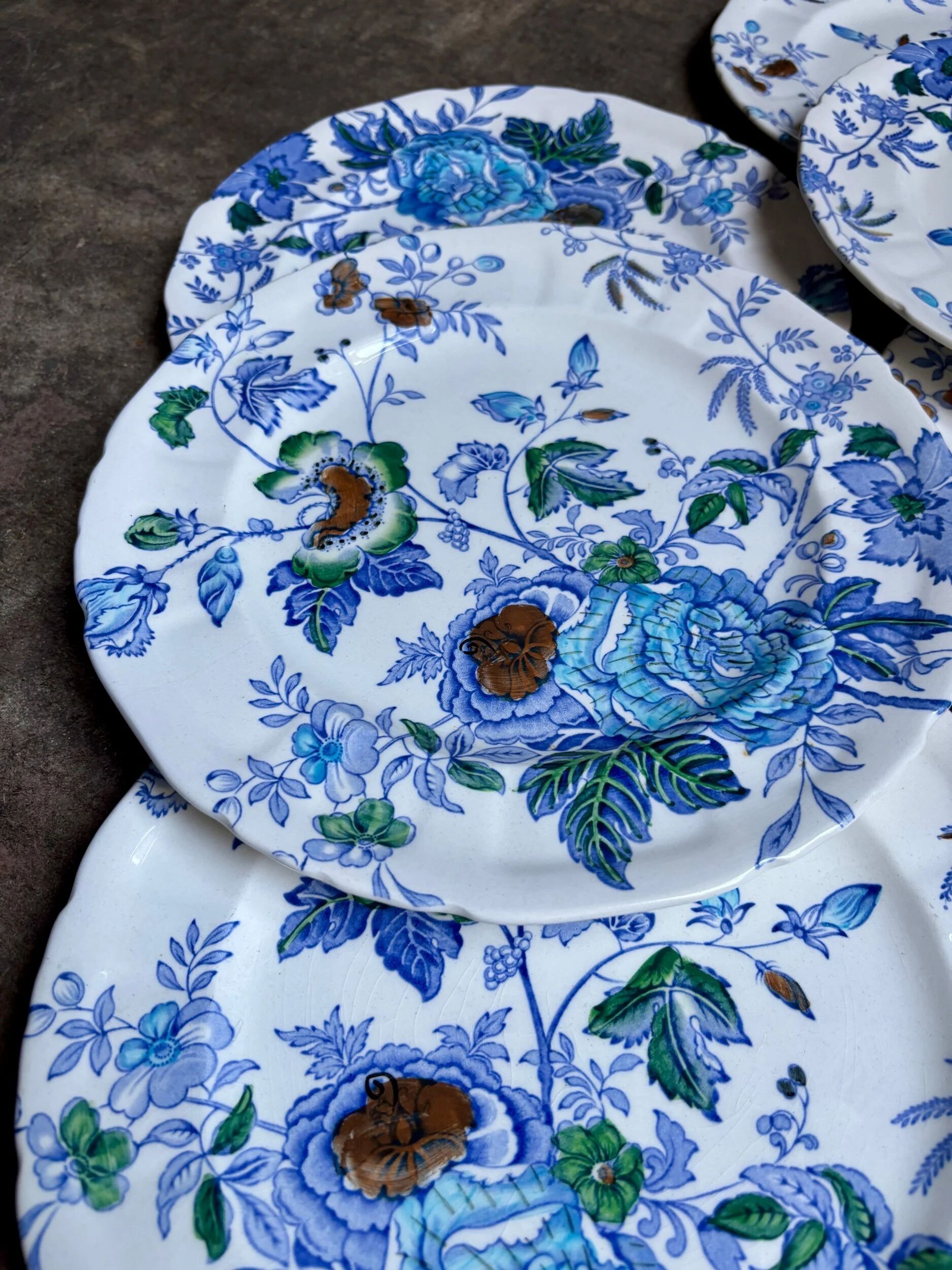 6 flat plates by Mason's in polychrome ironstone, "Belvedere" service - early 20th century