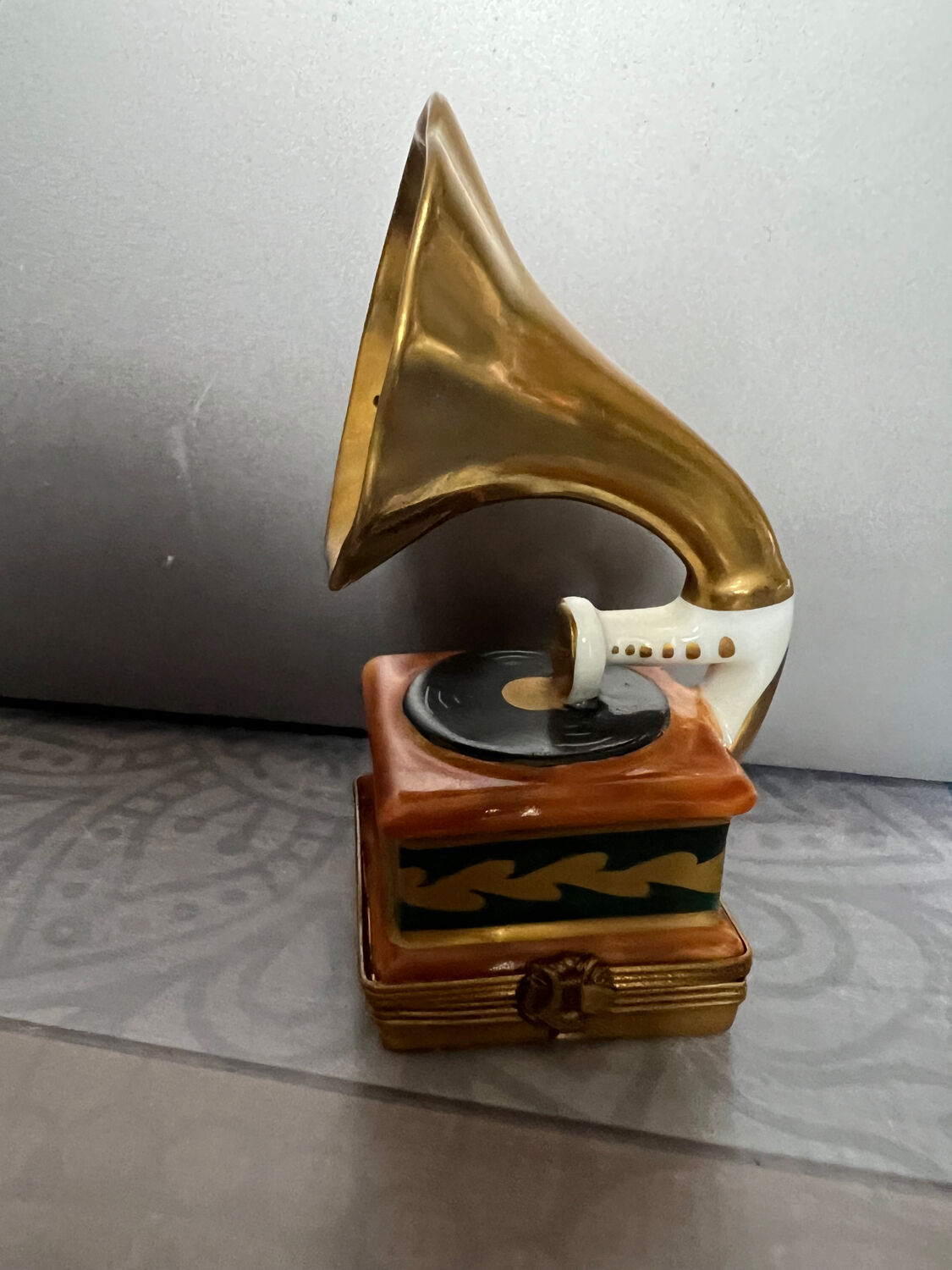 Gramophone record player with Limoges horn