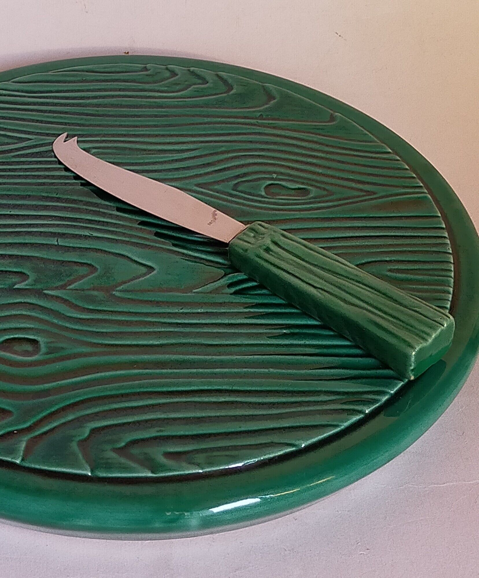 Cheese platter in antique faux-bois slurry, and its matching knife