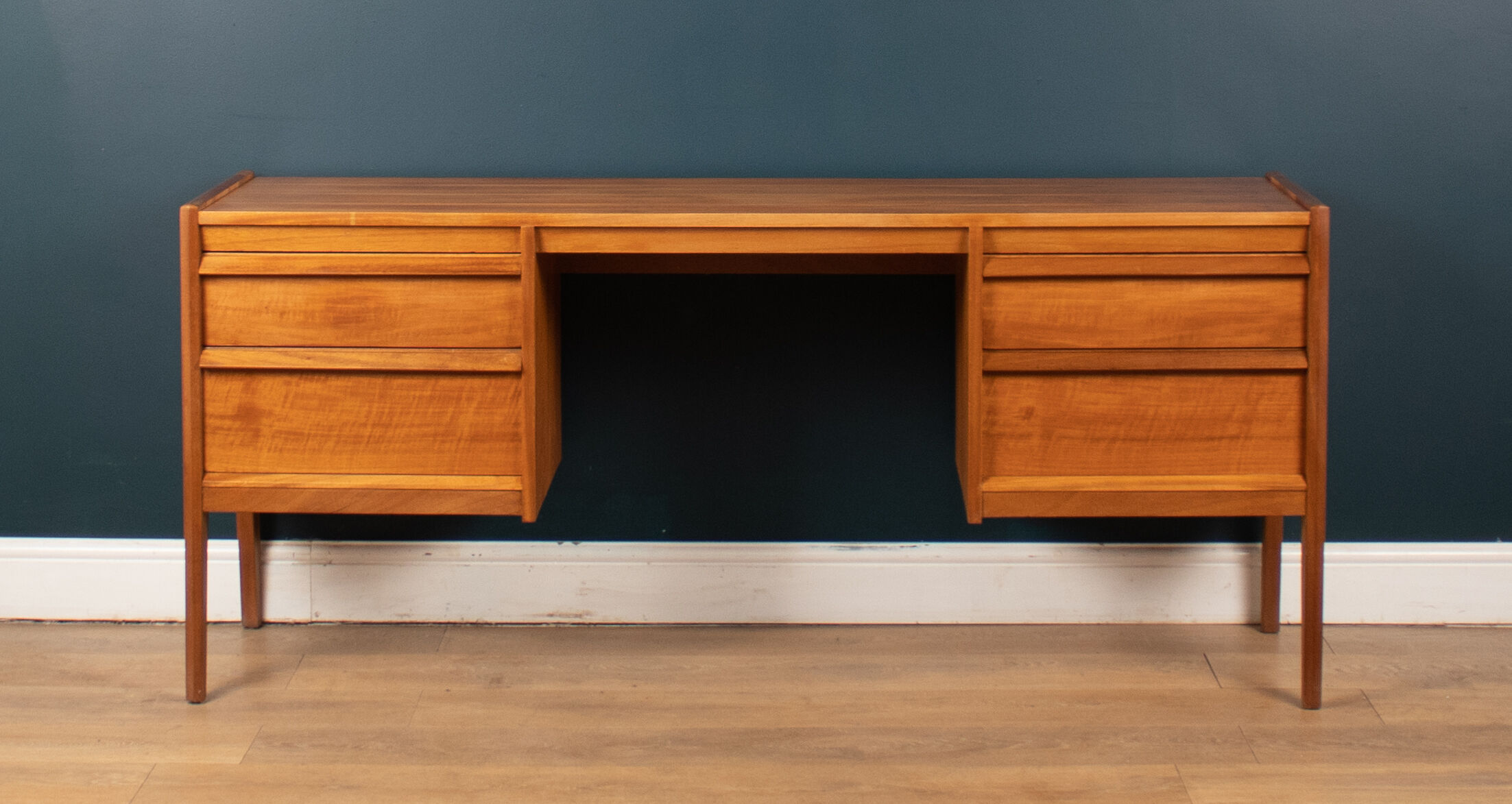 Commode de bureau rétro en noyer et palissandre par John Herbert