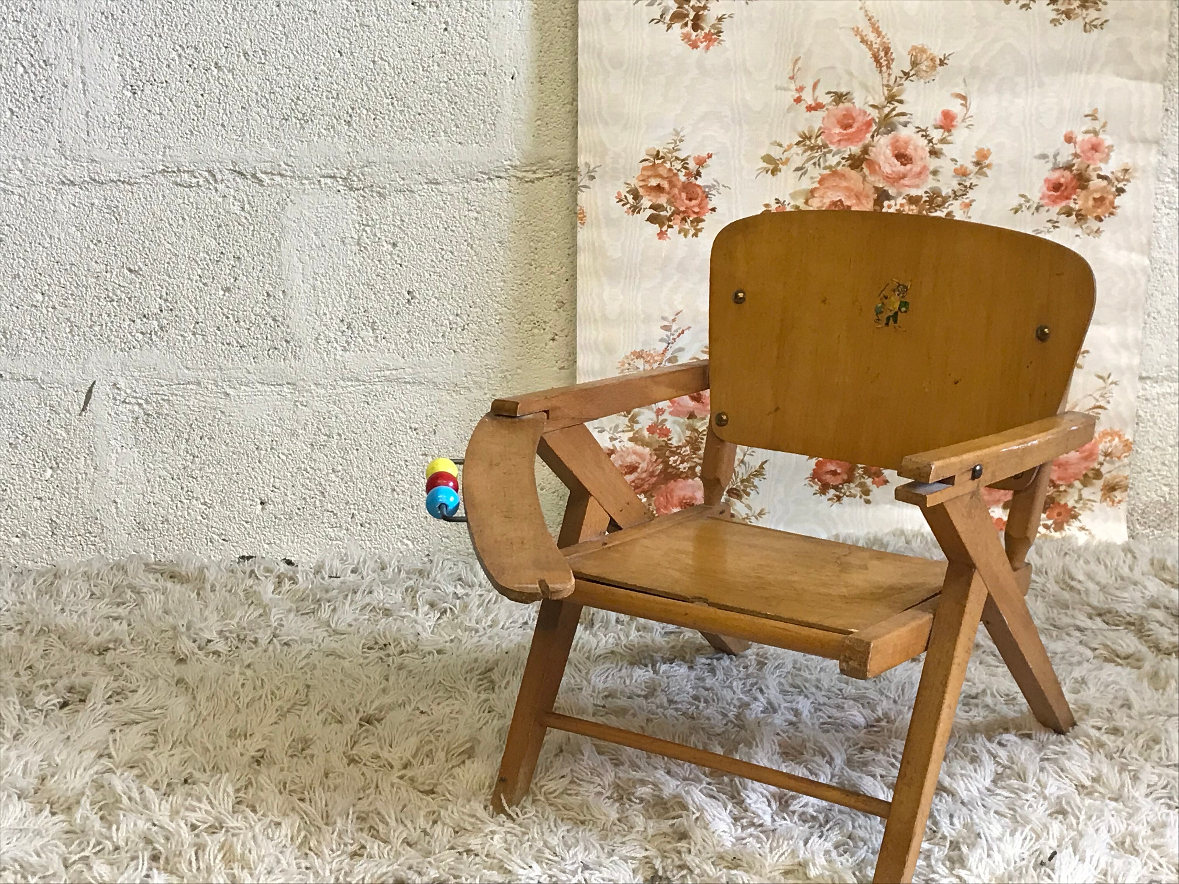 Baby chair with compass feet