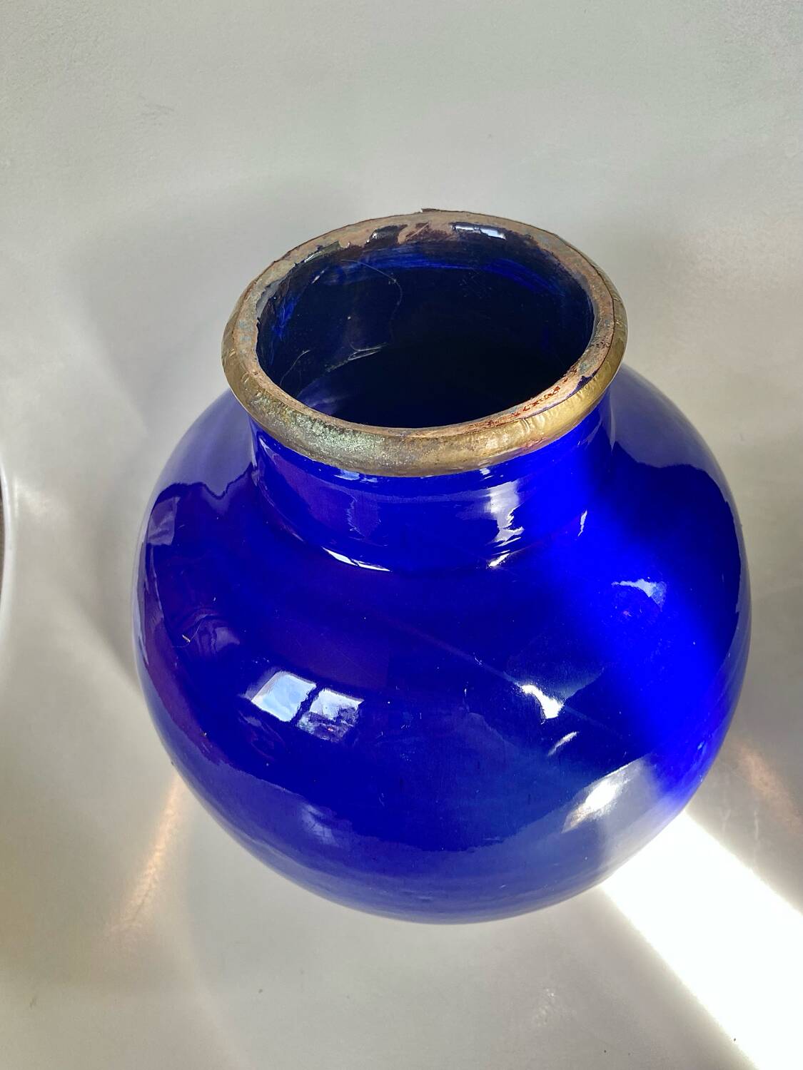 Vase boule bleu cobalt émaillé vintage