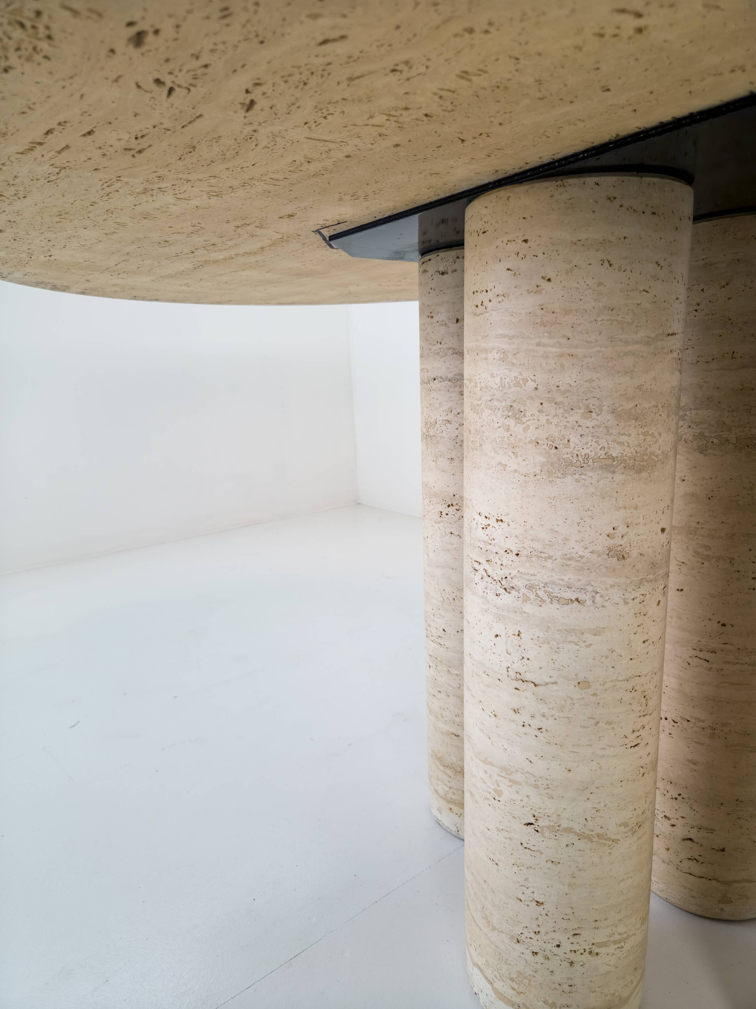 Mario Bellini – Il Colonnato – Italian travertine dining table, ca. 1980