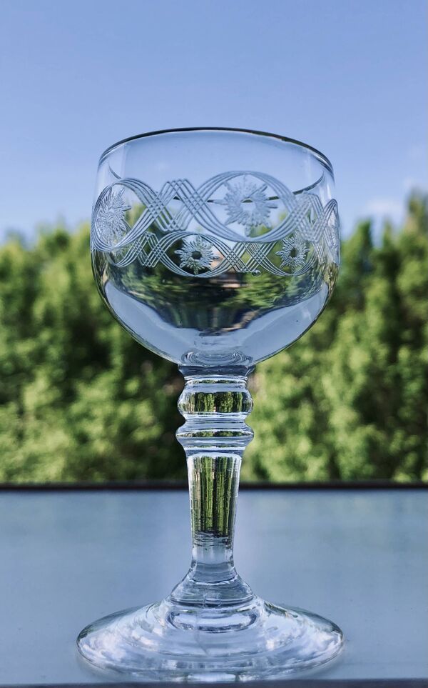Service de verres anciens à frises guillochées