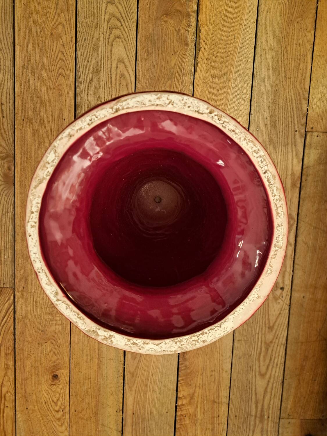 Cache pot on Art Nouveau column in earthenware.