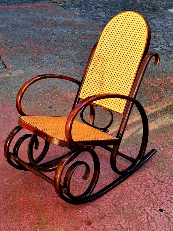 Fauteuil basculant dit rocking chair. Bois courbé et canage.