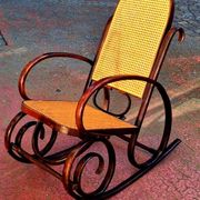 Fauteuil basculant dit rocking chair. Bois courbé et canage.