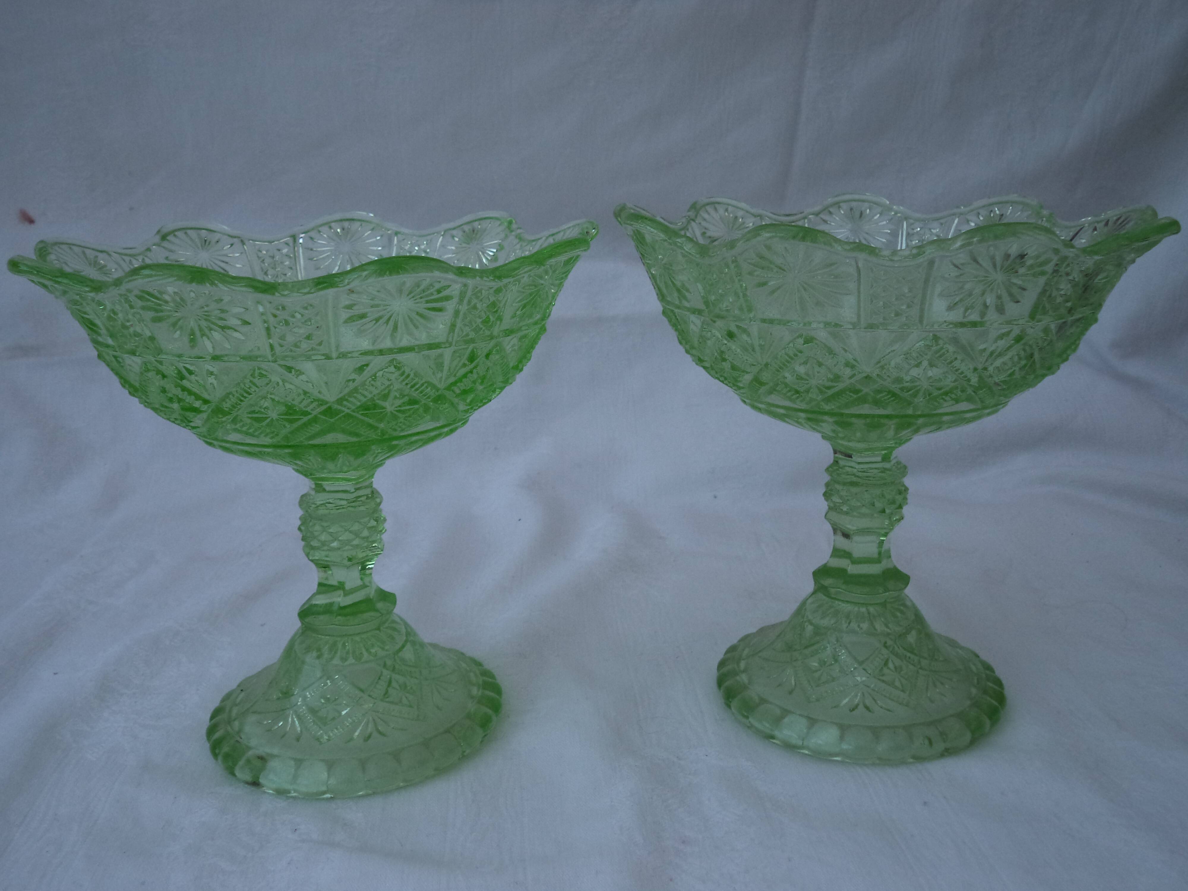 Paire de coupes drageoirs en verre pressé taillé vert absinthe
