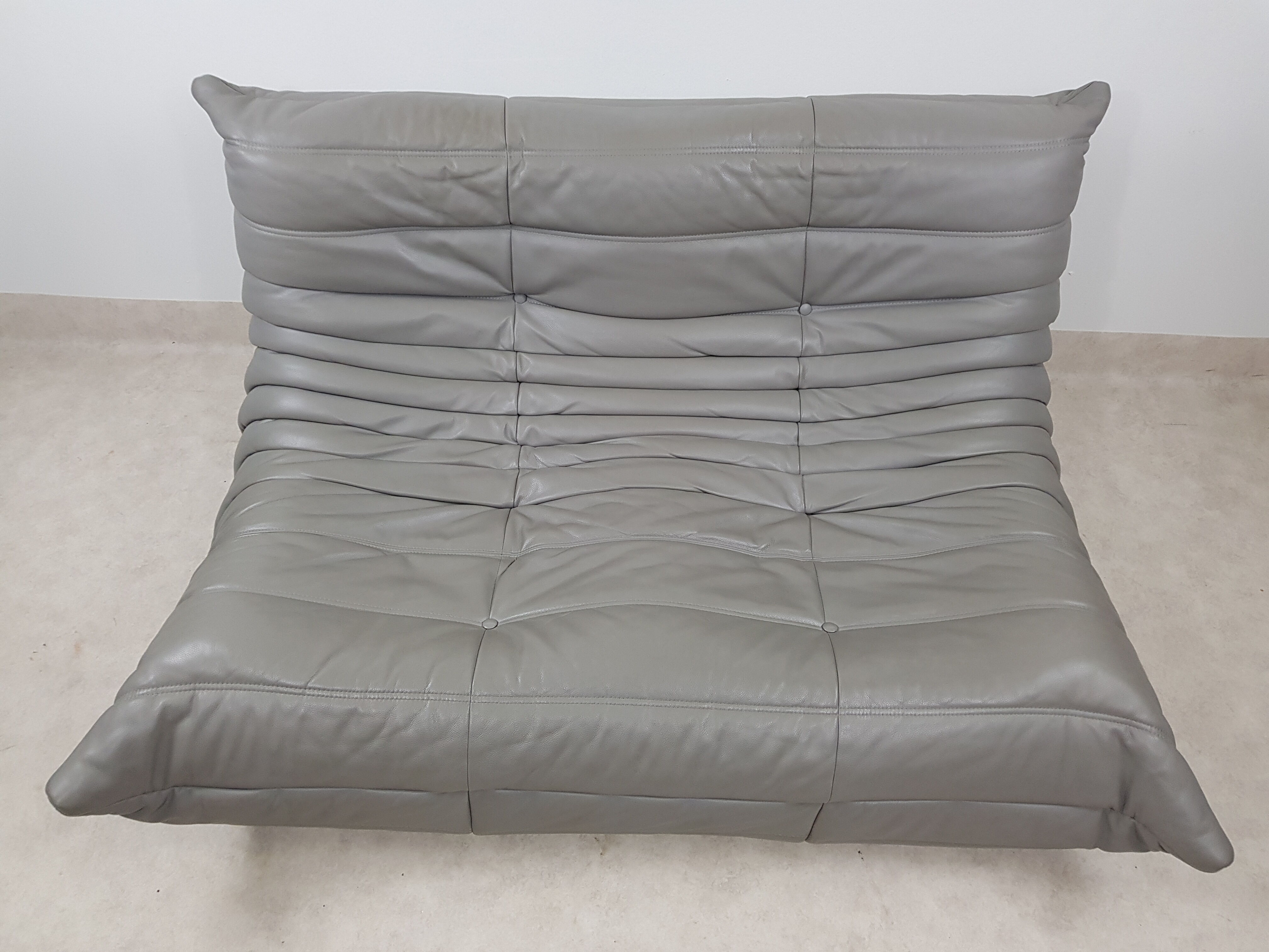Michel Ducaroy's 2-seater mouse grey leather sofa for Ligne Roset