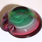 Ashtray with a green and fuchsia glass pestle, Murano Sommerso, 17x6cm