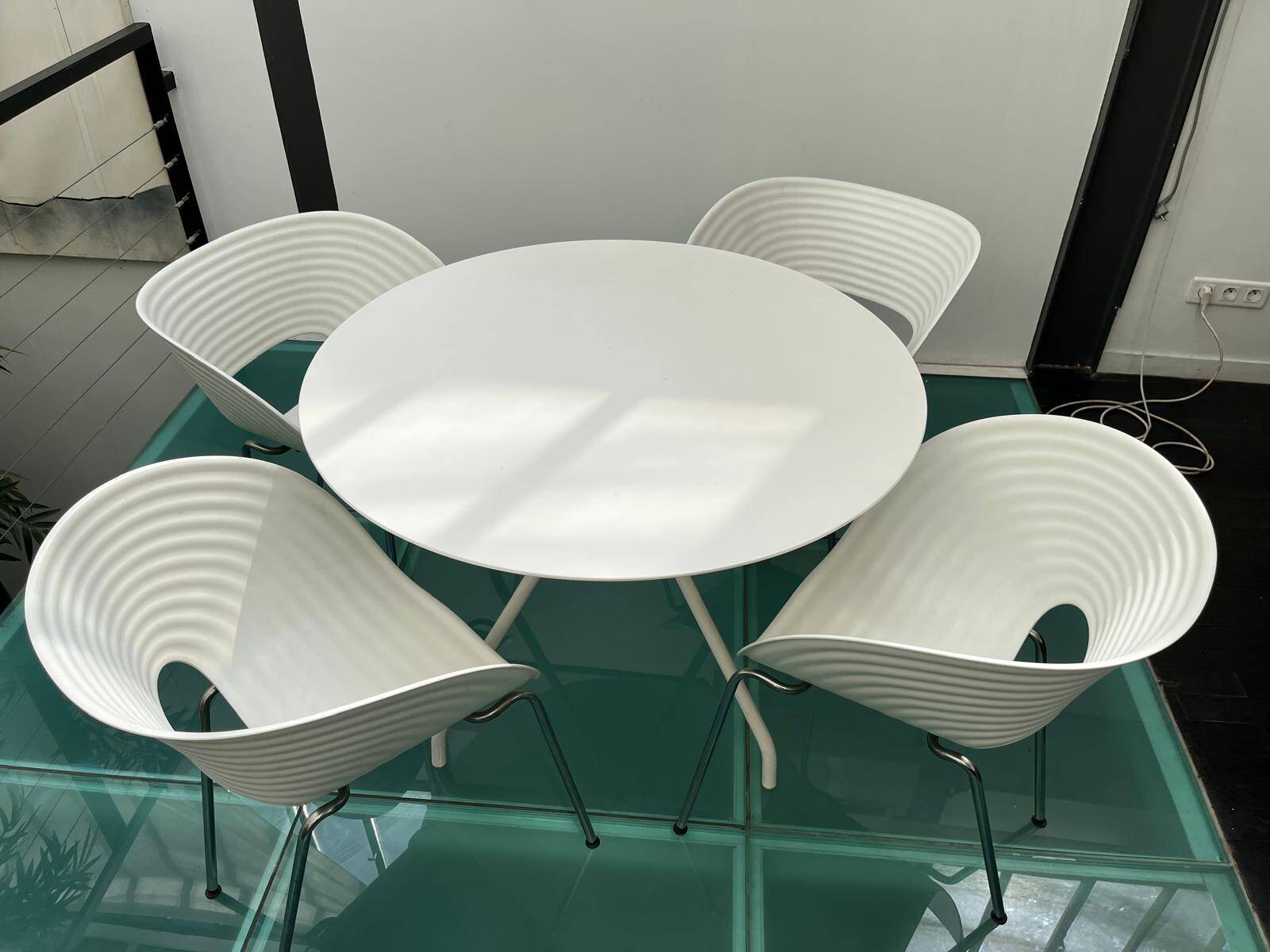 4 Tom Vac chairs designed by Ron Arad with a white round table of 110cm.