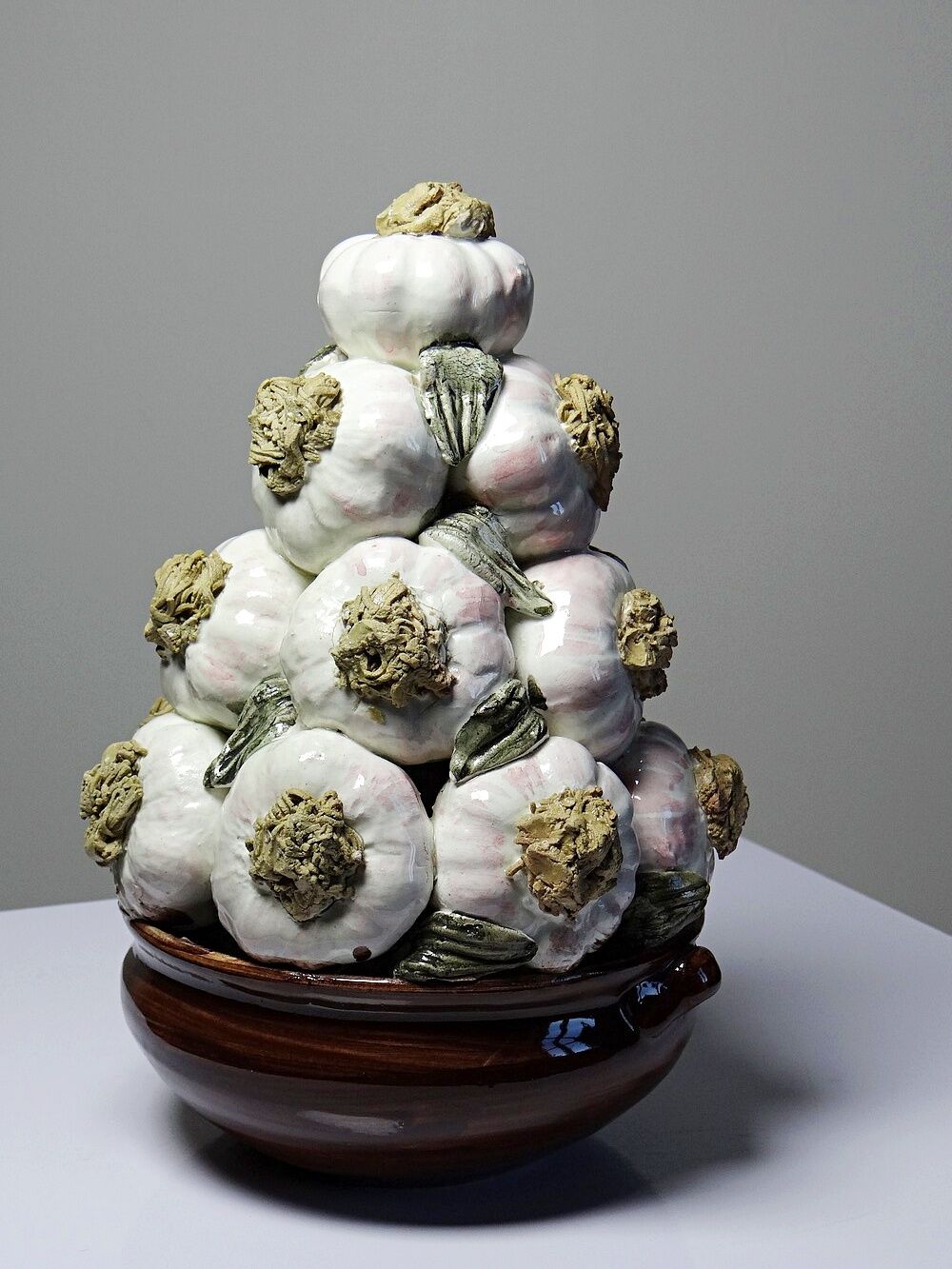 Vintage trompe-l’œil garlic pyramid in glazed ceramic from Manises, Spain.