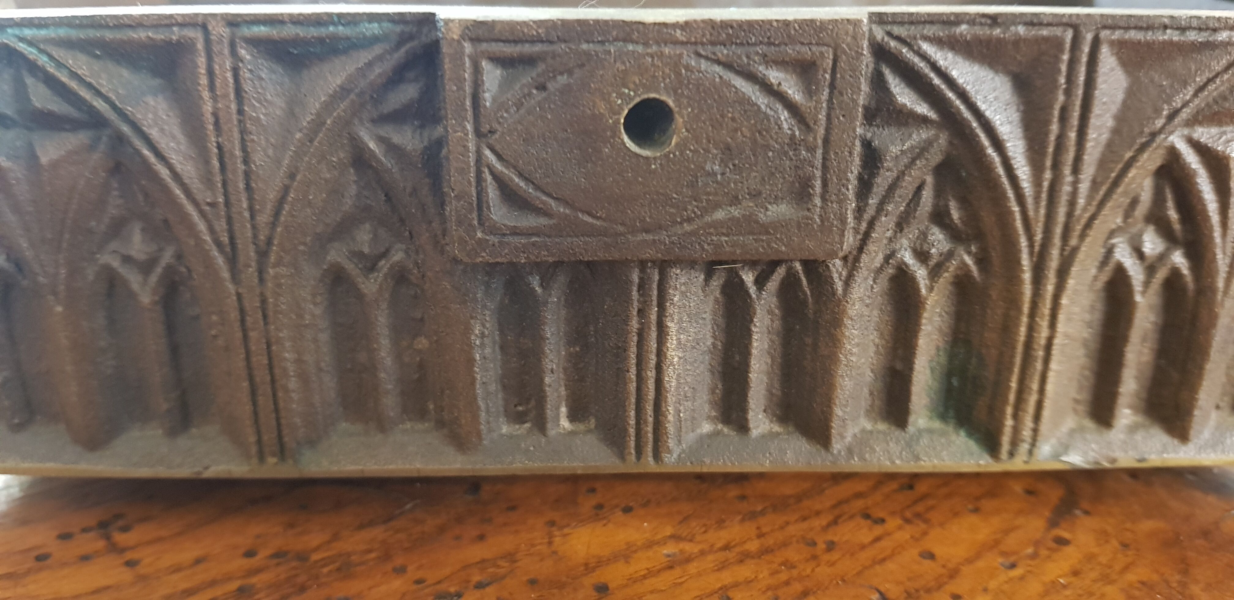 Box in bronze