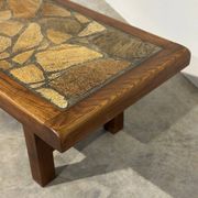 Table basse en mosaïque de pierre brutaliste vintage – bois massif, années 1970