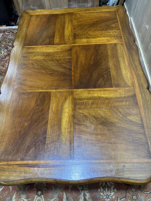 Table à manger en noyer de style Louis XV