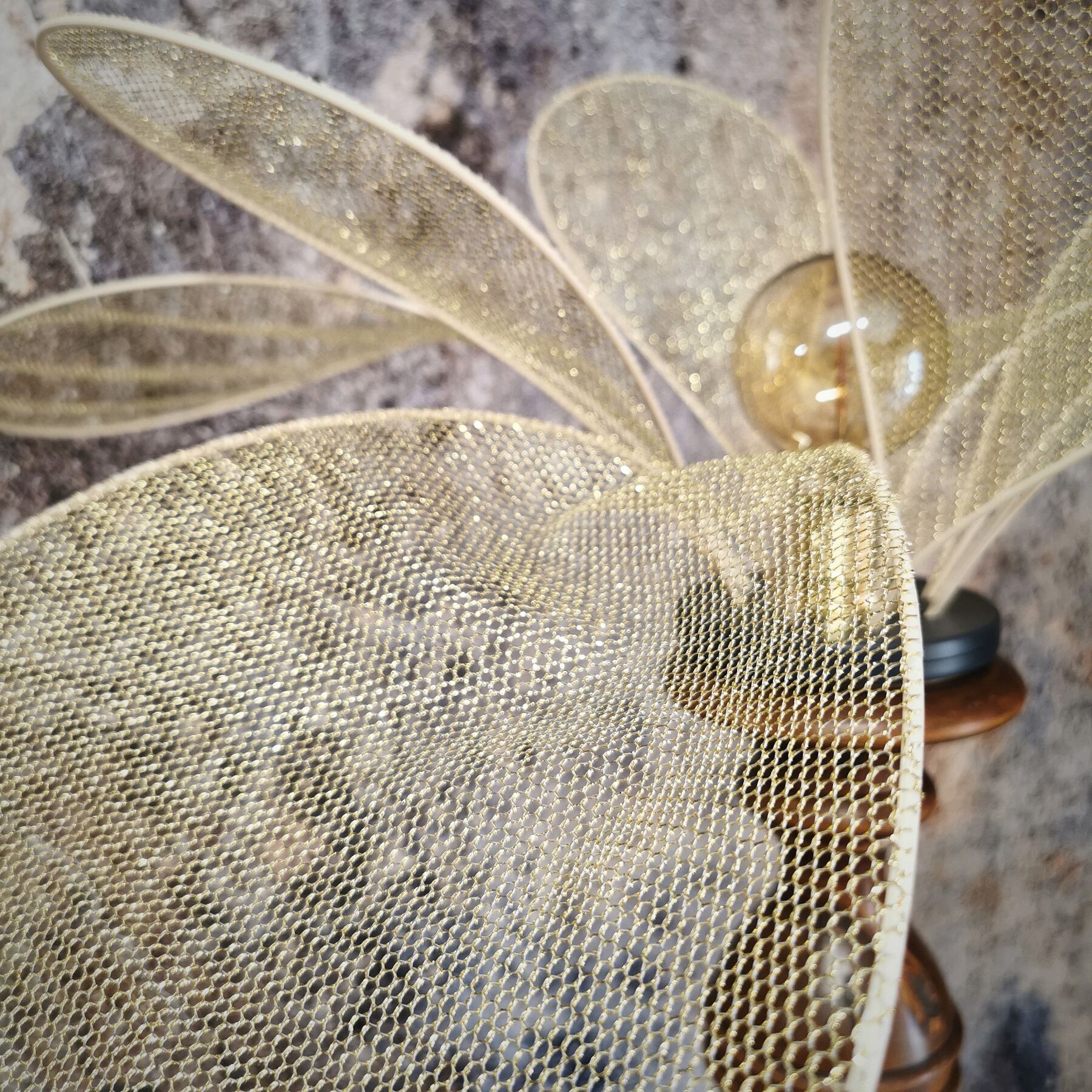 Table lamp, turned wooden foot, 8 rattan petals and golden mesh